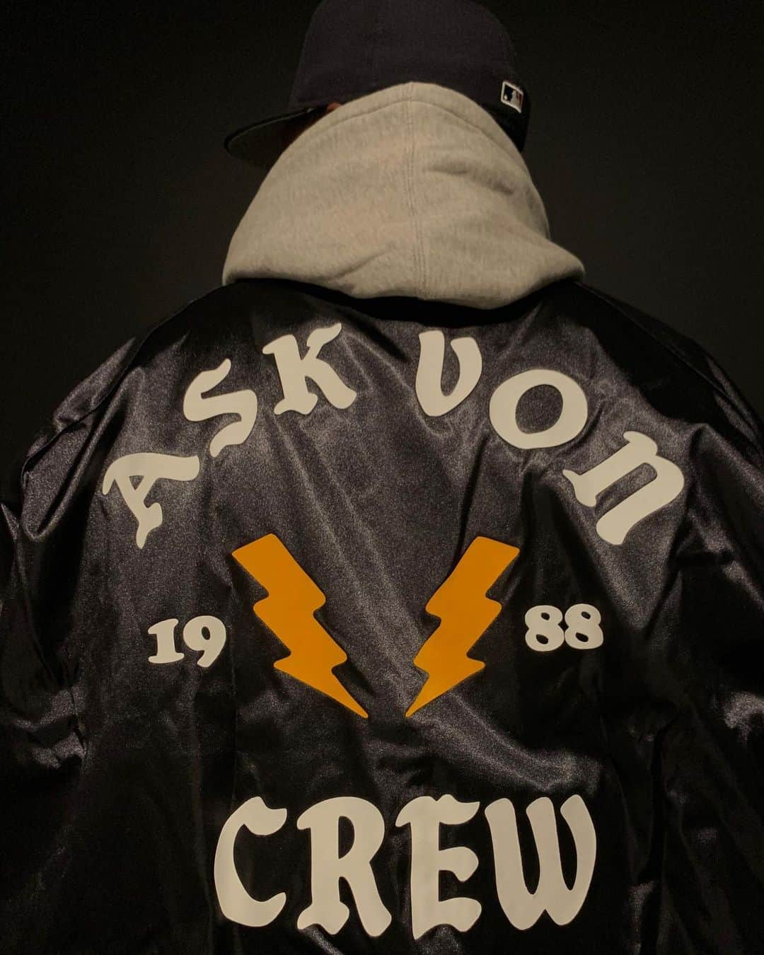 DJ Clark Kentさんのインスタグラム写真 - (DJ Clark KentInstagram)「Thank You To My Brother @questlove • Founder Of The Rhythm The Rebels AKA The Ask Von Crew, Of Which I Am A Proud Day ONE Member • The Jacket Is Dope • The Crew Is Unbeatable • All It Took Was A Drum Break • #AskVon • Pic @mage.isgod」12月21日 10時40分 - djclarkkent