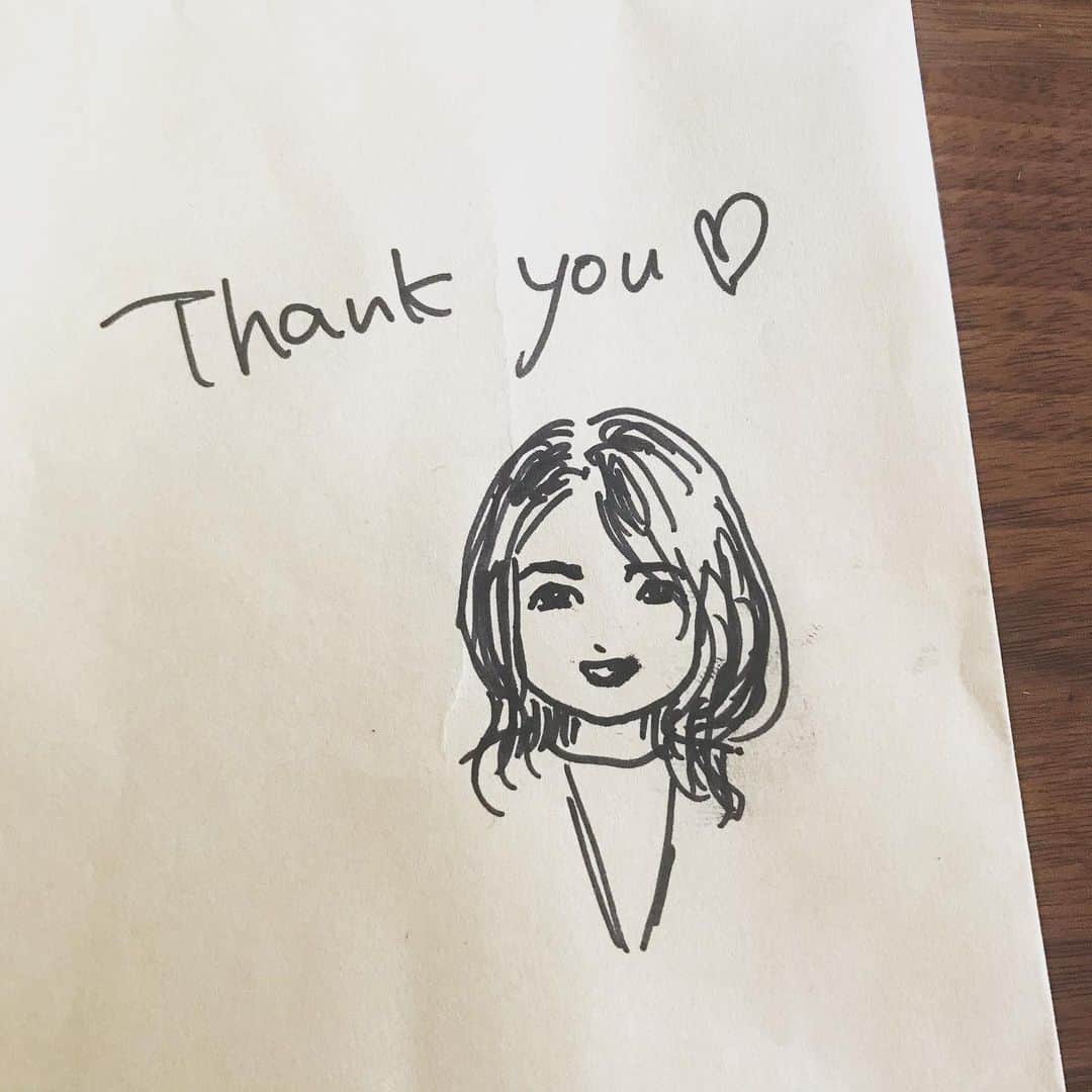 のインスタグラム：「Experience Centerなどでグラフィックも描く同僚が描いてくれた似顔絵を息子に見せたら「ママはこんなにキレイじゃない」とニヤニヤしながら言われた😅 #似顔絵 #experiencecenter」