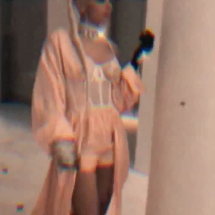 ベロニカ・ベガのインスタグラム：「RICH PU$$Y  2020?  YES OR NO?」
