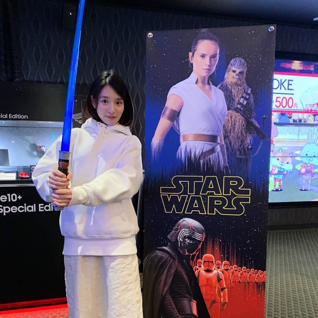 生越千晴のインスタグラム：「. #StarWars  #StarWarsRiseofSkywalker  鞄にライトセーバーしのばせて、見届けてきたー！」