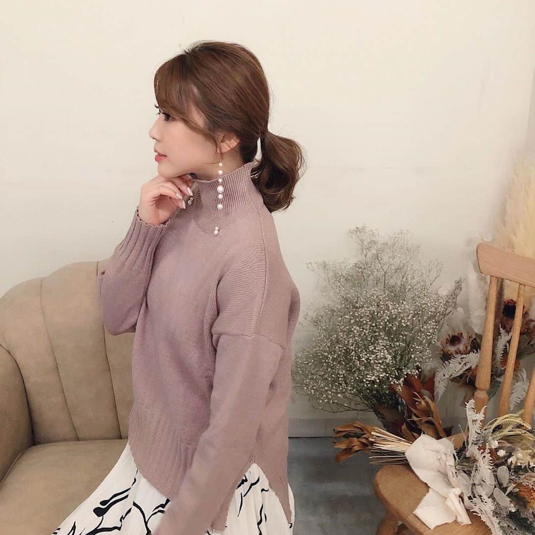 藤川沙弥のインスタグラム：「𓆸*ﾟ﻿ ﻿ 昨日の撮影ヘアメイクは大好き華ちゃん♥︎﻿ 10年前からお世話になってるので﻿ 安心感しかない時間💄﻿ お化粧品のオススメを聞いてはメモる私🗒笑﻿ ﻿ ﻿ ﻿ ﻿ @fifth_store #fifth #fifthtl #フィフス﻿ #バイゲージ前後差タートルニット﻿ #カジュアル#フェミニン#ニット﻿ #平均身長コーデ#ニットコーデ」