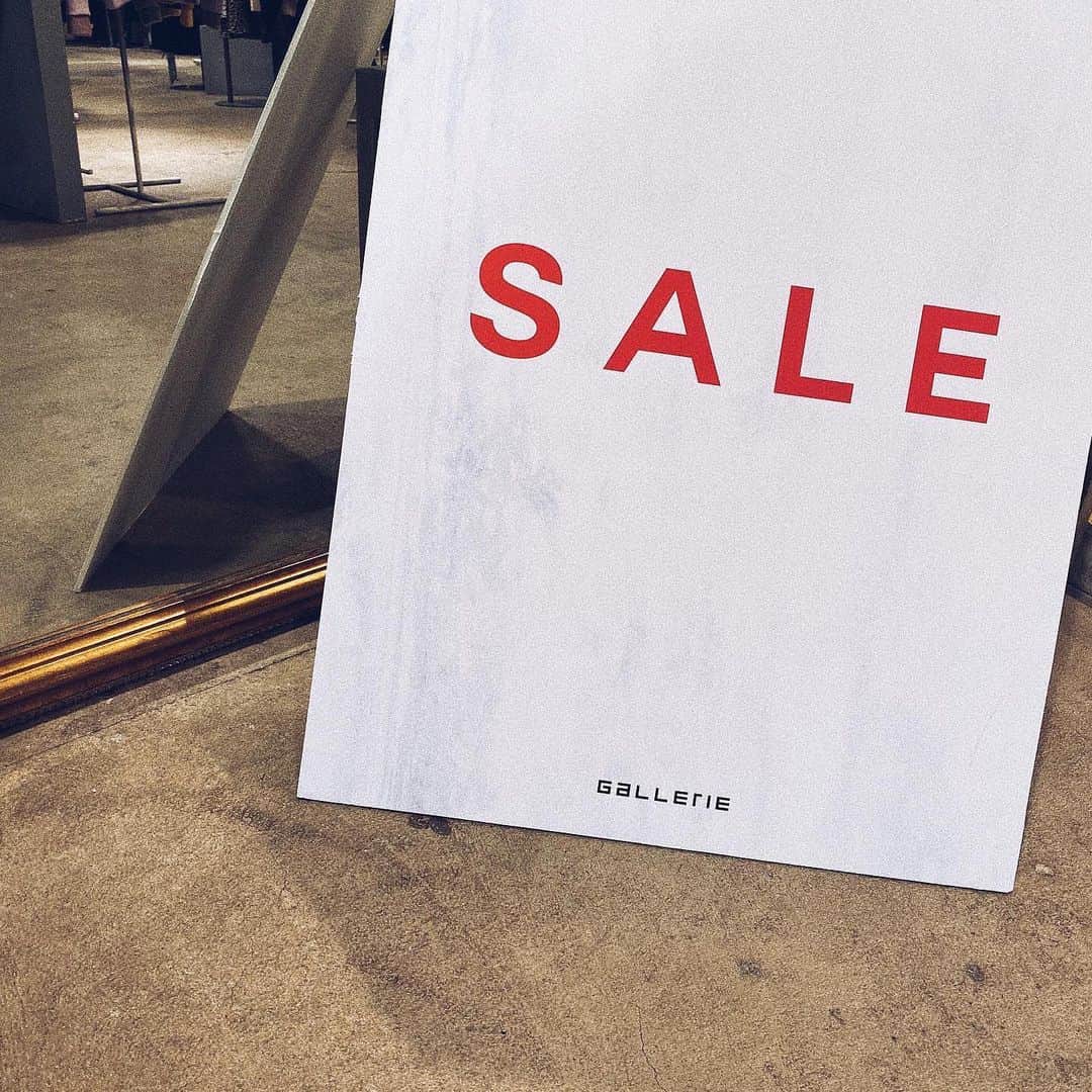 のインスタグラム：「. ＼COUNTDOWN SALE／ 2019/12/21(sat) ～ 12/30(mon) . . いつもGALLERIEをご愛顧頂きまして誠にありがとうございます❤︎ . 本日より全店舗＆onlinestoreにて カウントダウンセールを開催致します。 店内MAX50%off！！！！ 人気のアイテムがスペシャルプライスに✔︎ . また12/21～25の期間限定で VINTAGE HIGH BRANDがALL10%off！ . . 皆様のご来店心よりお待ちしております⛄️ . . ———————————— ✔️GALLERIE京都店 @gallerie_kyoto ✔️GALLERIE大阪店 @gallerie_osaka ✔️GALLERIE TOKYO @gallerie_tokyo . メールでのお問い合わせ customer_center@galleriebyspinns.com カスタマー対応時間 平日 【10:00～18:00】 ————————————」