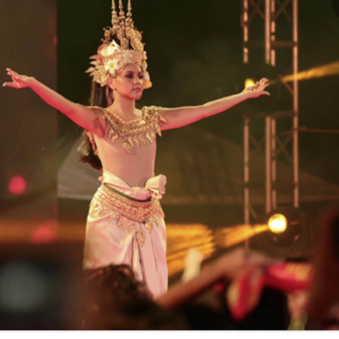 キャット・デルーナさんのインスタグラム写真 - (キャット・デルーナInstagram)「This reminds me of when i dressed up as a Cambodian Apsara dancer for my concert in Phnom Penh. Swipe Left to see me! #apsaradancers #cambodiandance」12月21日 10時48分 - katdeluna