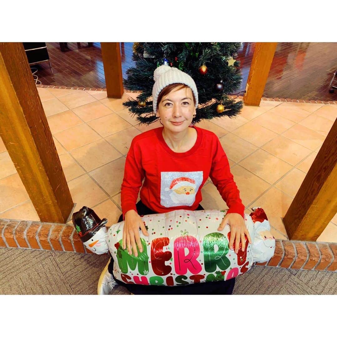 イレーネのインスタグラム：「これにて番組はシャンシャン納め😭また（多分）2020年にね  #zipfm #wakeywakey #uglychristmassweater #トナカイにサンタが透けてしまった」