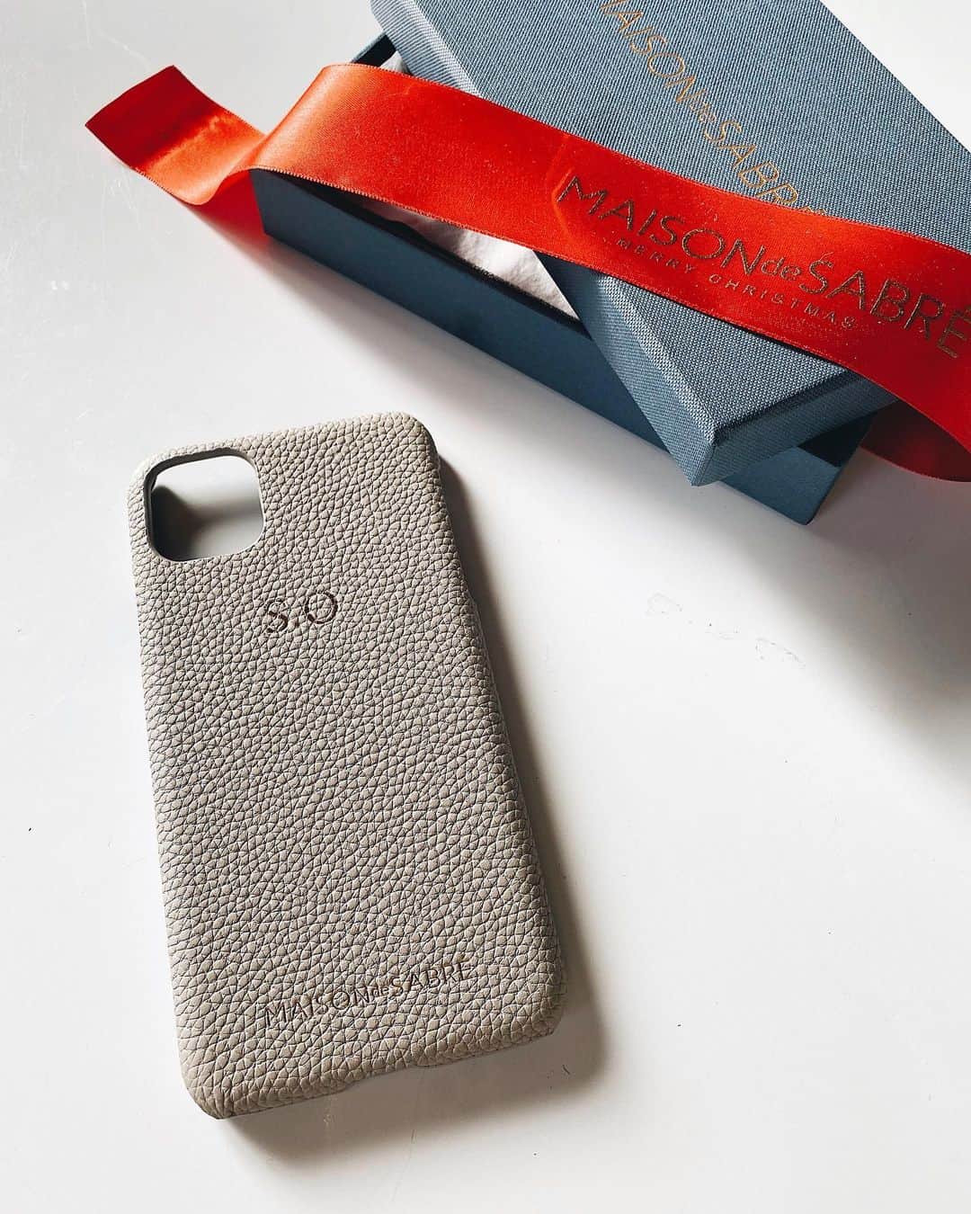 のインスタグラム：「・ 高級感ある @maisondesabre のiPhone case✟ ・ ・ 5%OFFのクーポンコード▶︎Rats5  贈り物やクリスマスプレゼントなどに ぴったりだと思うので良ければ使って下さい𓅮 (クリスマスギフトセットとの併用不可) ・ ・ ・ #メゾンドサブレ#caseiphone #アイフォンケース」