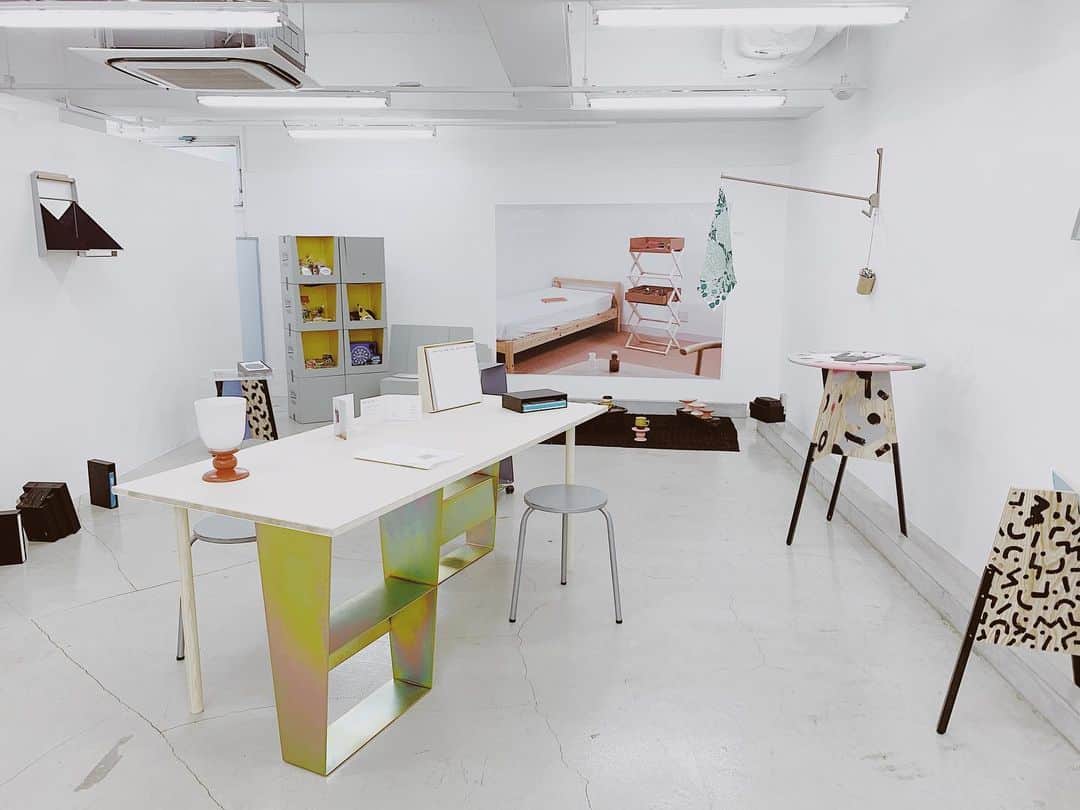 naoko tawaraのインスタグラム：「空間デザイナーの西尾健史さんのはじめての個展「OMNIBUS什器」。 憧れの「CRAZY KIOSK」の段ボールはやっぱりかわいい。どのプロダクトも「自分ならどう使うかな？」「なにを合わせるかな？」と想像したくなるものばかりで。 キャプションもかなり丁寧に書かれていて、クリエイターのはなしもとてもおもしろかった。 本日最終日。昨日駆け込みで行ったけどとてもよかったので、みなさまもぜひに！ #omnibus什器 #placebymethod #design #products」