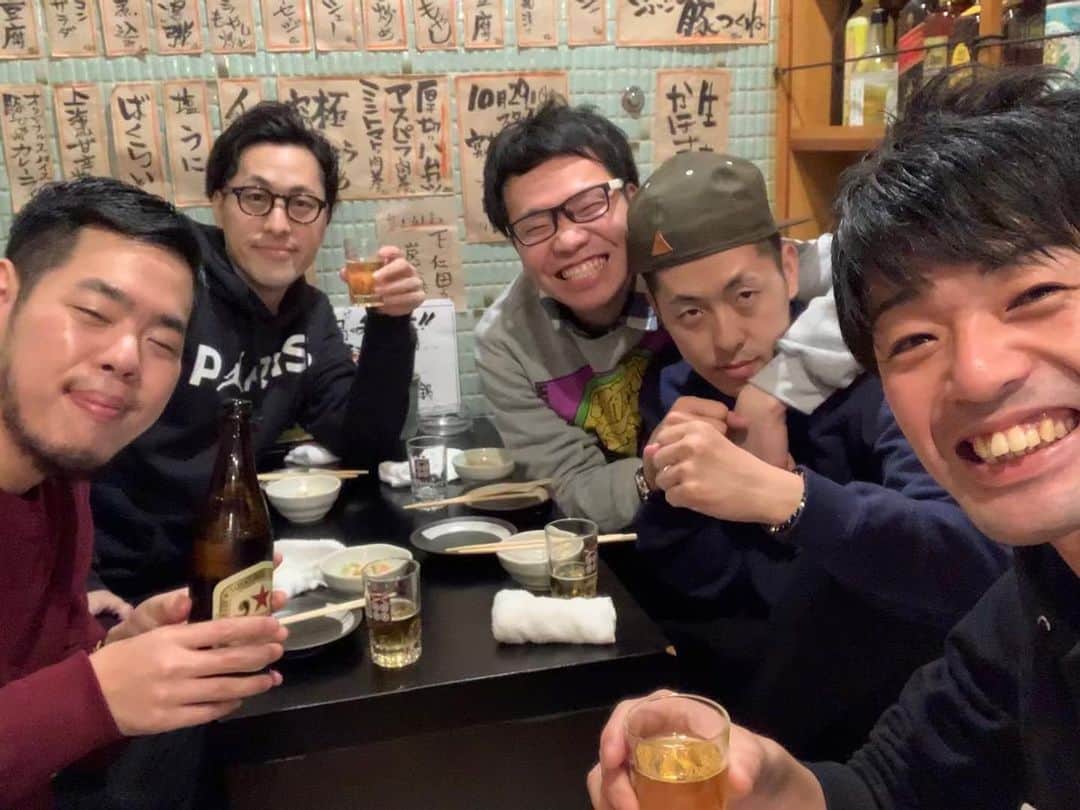 岡下雅典のインスタグラム：「昨日の夜は大阪メンバーで飲み。 おい！！楽し過ぎたやろが！！ こうへいさんが家泊まりに来てくれたで！ でも… 前の日が楽し過ぎたんやろな… 今朝は魂抜けてたで…」