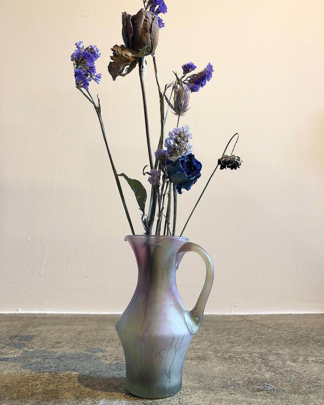 北岡りえさんのインスタグラム写真 - (北岡りえInstagram)「お店に飾りたい花瓶。  色合いがとてもスキです💜  #flower #vase」12月21日 11時22分 - rie_kitaoka