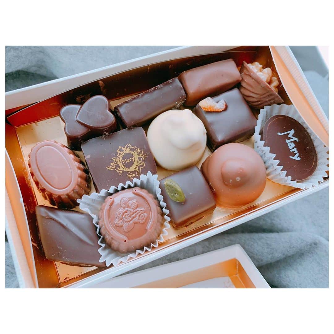 のインスタグラム：「ベルギーに行った時に大好きになった王室御用達のMaryのチョコレート。 仕事でベルギー行くと買ってきてくれる優しい友👶 ３段重ねバージョンをクリスマスプレゼントにもらったどー。 アソートの詰め合わせが３段も🤤 箱も可愛いの😚 毎日大切に大切に食べるんだ♡ #yum #yummy #chocolate #bf」