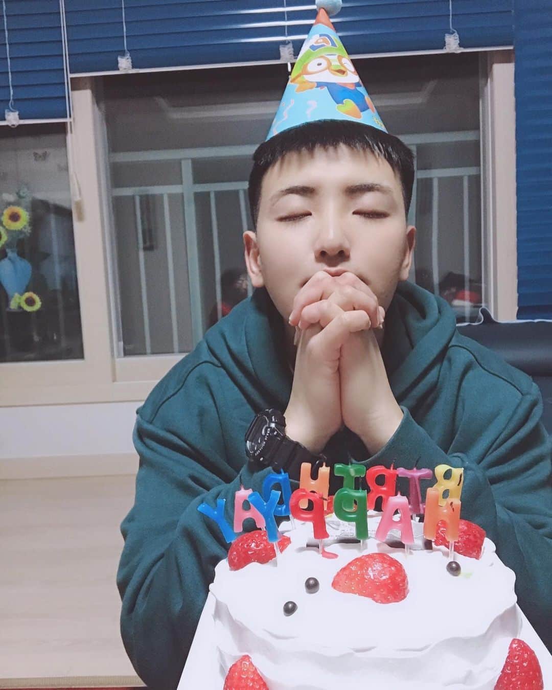 ヒョクジン のインスタグラム：「생일 축하해 주신 분들 모두 감사드립니다. ♥  덕분에 행복한 생일이었습니다 🥳❤️🧡💜💚💙👏」