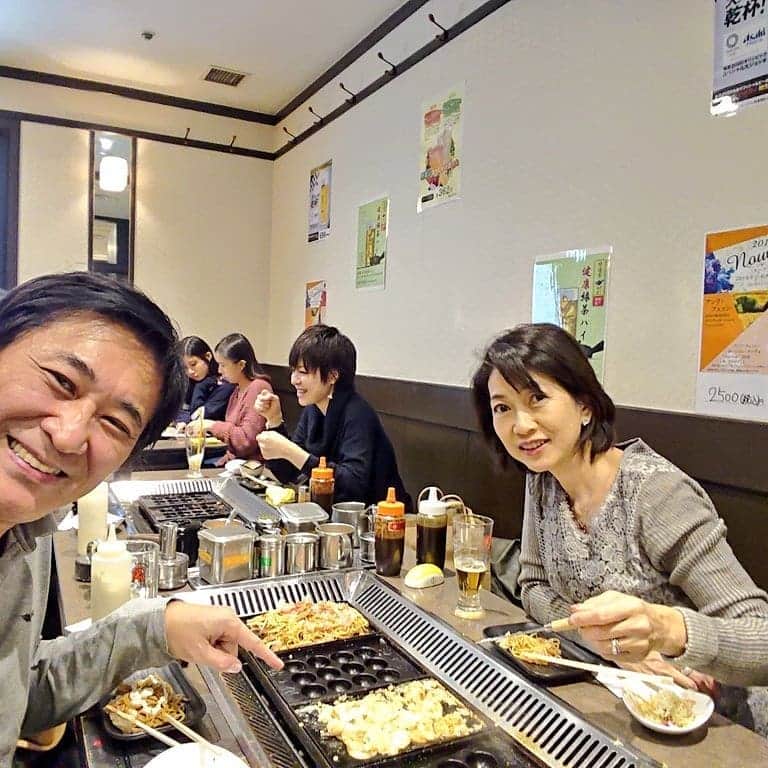 藤岡幸夫のインスタグラム：「結婚して30年、数々の事がバレながらも奇跡的に仲良くしてる。夫婦円満の秘訣は何かあったらとにかく謝る。何があってもクリスマスと正月はかみさんと過ごす。 12/23のクリスマスファンタジア超豪華プログラム‼️当日券あるのでお時間ある方は是非 ↓ 去年のイヴの文章 ↓ 今日はイヴ…昔のボクだったらX'masソングが流れる街中で「昔からサンタクロースなんて信じたことないワ」と笑う彼女の耳元で「本当は恋人がサンタクロースなんだせベイべー」とか言ってたのに…それが今ではあーた！結婚して２９年のかみさんとタコ焼き屋！でも関東じゃあり得ない美味しさなんです…」