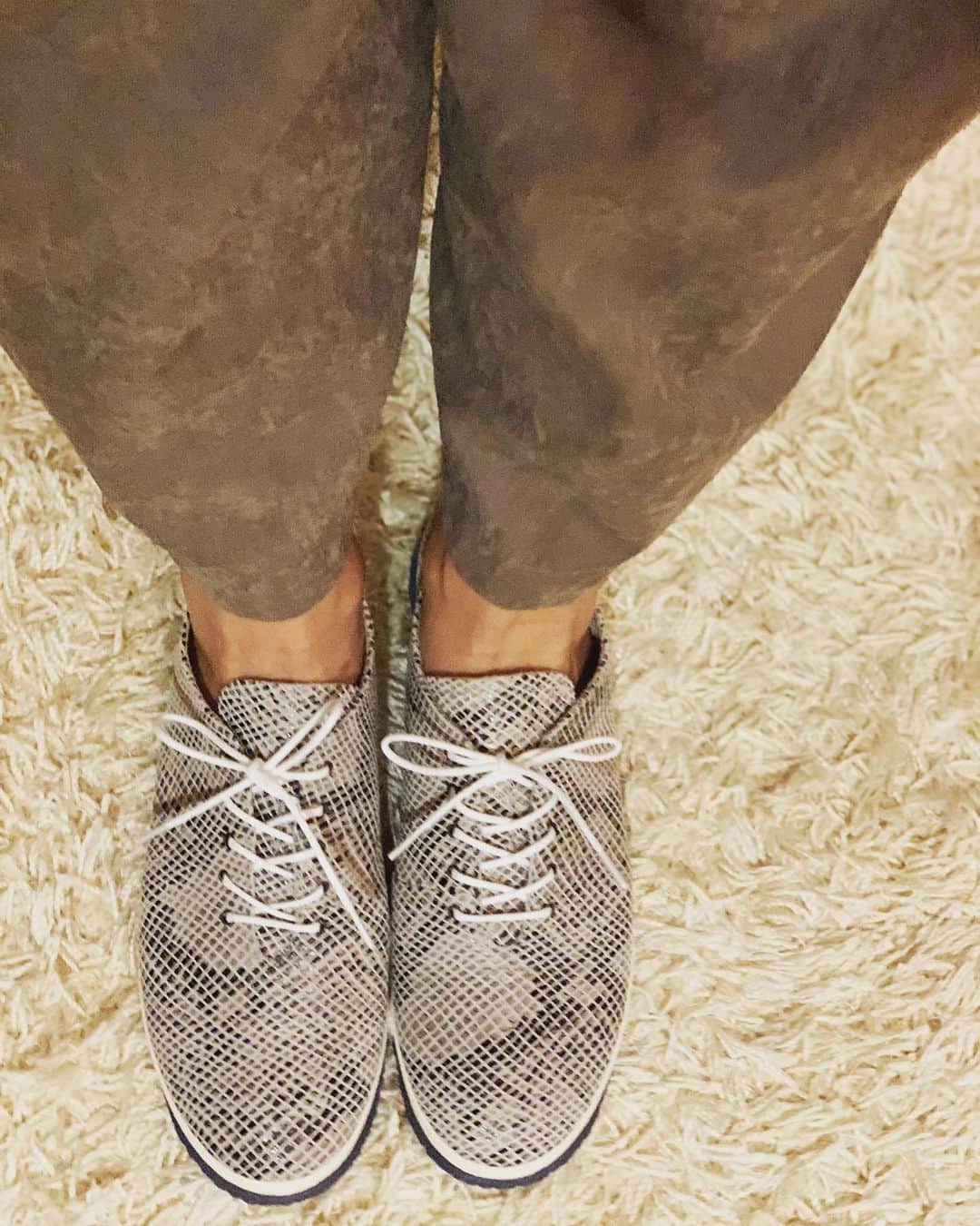 宮城麻里子さんのインスタグラム写真 - (宮城麻里子Instagram)「新しい靴！ ひと目惚れでした🥰 お気に入り過ぎて、しばらく部屋の中でも履いてました。笑 #spinglemove  #うみかじテラス」12月21日 11時34分 - miyagimariko