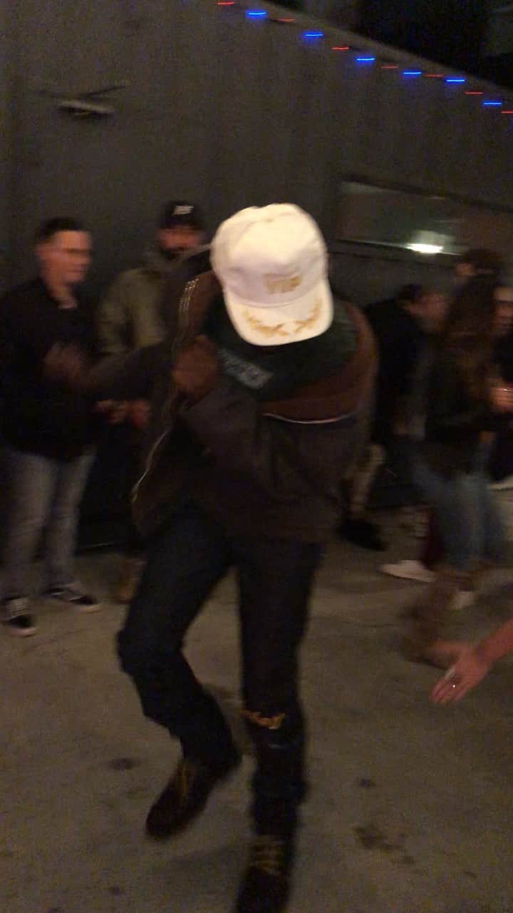 セオフィラス・ロンドンのインスタグラム：「SHOUT OUT THE DJ , I POLITELY ASKED HIM 2 DOWNLOAD MY NEW SINGLE  CUBA , HE DID SOME 2020 SHIT AND RIPPED IT FROM YOUTUBE ON A SAMSUNG, AIR DROPPED IT TO HIS SERATO AND MIXED IT IN AFTER YING TANG.. GO GET IT! ITS A NEW WORLD BE HUMBLE DRINK WATER AND EXFOLIATE,  SELF LOVE BEBEY out JAN 17 2020 HAPPY HOLIDAYS @djactivocho 🎧🎧👑」