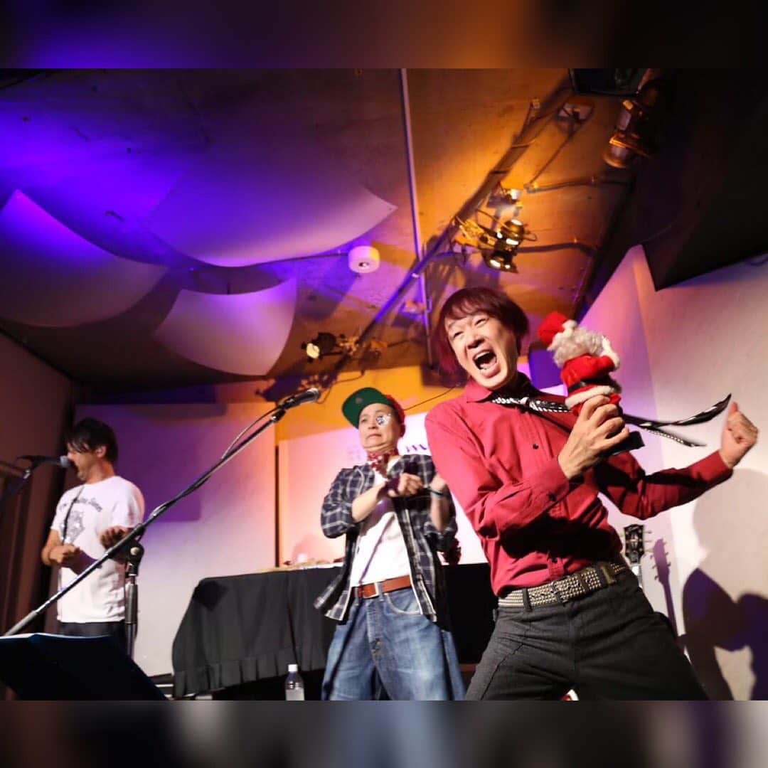 イツカノオトさんのインスタグラム写真 - (イツカノオトInstagram)「去年はこんな感じでしたね…（笑） 今年の進ちゃんに否が応でも期待が募ります。 明日22日はイツカノオトクリスマスライブミーティング！ ■イツカノオト クリスマスライブミーティング2019 〜 いつかのぱーりない 〜 日時：2019年12月22日(日) 開場 18:30／開演 19:00 料金：前売 3,500円 当日 4,000円 (ドリンク別) 会場：四谷天窓.comfort  予約：受付中 https://itsukanooto.com/event/240017  @susumu_nishikawa_5 @kab_kairakudo @hds164 #イツカノオト　#西川進　#KAB. #コバヤシヒロシ　#ツインボーカル  #ボーカル　#シンガー　#シンガーソングライター　#ギタリスト　#ギター　#シェアワセ　#サンタクロース　#happy #smile #love #loveu #sherethelove #twinvocal #vocal #singer #singersongwriter #guitarist #guitar #christmas #merrychristmas2019 #バンド　#三人組」12月21日 11時44分 - itsukanooto