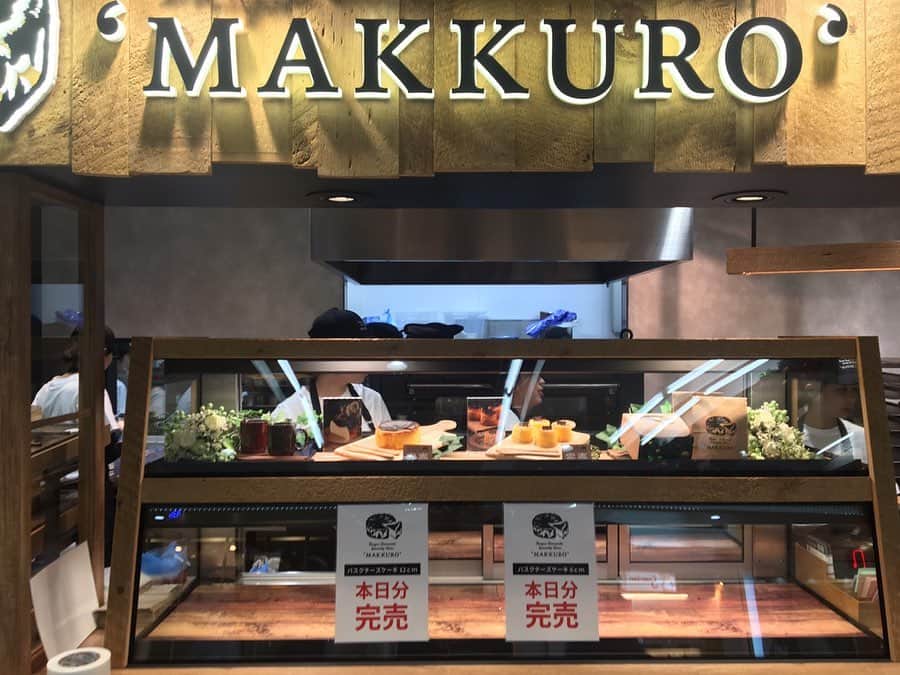 嵜本将光 さんのインスタグラム写真 - (嵜本将光 Instagram)「・ ・ ・ 2019年12月20日（金）、バスクチーズケーキ専門ブランド「MAKKURO（マックロ）」大阪1号店が梅田にオープンいたしました！ ・ ・ ホワイティうめだ店は名古屋近鉄パッセ店に続く、MAKKURO第2号店となります。 ・ お陰様でオープン初日は予想以上に早い時間に完売です！ ・ ・ 本日も早い時間の完売が予想されます。 皆様のご来店、クルー一同、心よりお待ちしております！ ・ ・ ------------------------------------ ・ ・ 「焦げてる!?」と黒さにびっくりしてしまう『バスクチーズケーキ』 でも実は、この真っ黒な焦げ部分こそが美味しさの証。 「美味しい黒さを追求する」そんな意味を込めてMAKKUROは誕生しました。 ・ ・ 外はこんがり香ばしく、中はなめらかでしっとりとした口当たりと 食感のコントラストをお楽しみいただけるのがバスクチーズケーキの良いところ。 ・ ・ そんな本場・スペイン・バスク地方のチーズケーキに独自製法を加え、「しっとりとした、口どけなめらかな贅沢食感」に仕上げています。 ・ ・ ワンホール（直径約12ｃｍ）と手のひらサイズ（直径約6ｃｍ）と、おひとり様でも皆様でも楽しめる2種類のサイズをご用意いたします。 ・ ・ 皆さまのご来店を心よりお待ちしております！ ・ ・ 【店名】 バスクチーズケーキ 専門店 MAKKURO ホワイティうめだ店 【住所】 〒530-0017　大阪市北区角田町梅田地下街2-7ホワイティうめだノースモール１ 【オープン日】 2019年12月20日（金） 【営業時間】 10：00～21：00 【定休日】 施設に準ずる ・ ・ 【商品】  MAKKURO バスクチーズケーキ（12cm) 1，800円（税込） MAKKURO バスクチーズケーキ（6cm） 400円（税込） ・ ・ #MAKKURO　#まっくろ　#マックロ　#バスクチーズケーキ　#バスク　#バスクチーズケーキ専門店　#大阪チーズケーキ　#名古屋チーズケーキ　#近鉄パッセ　#ホワイティうめだ　#新店オープン　#真っ黒　#焦げてる　#チーズケーキ」12月21日 11時51分 - masamitsu_sakimoto