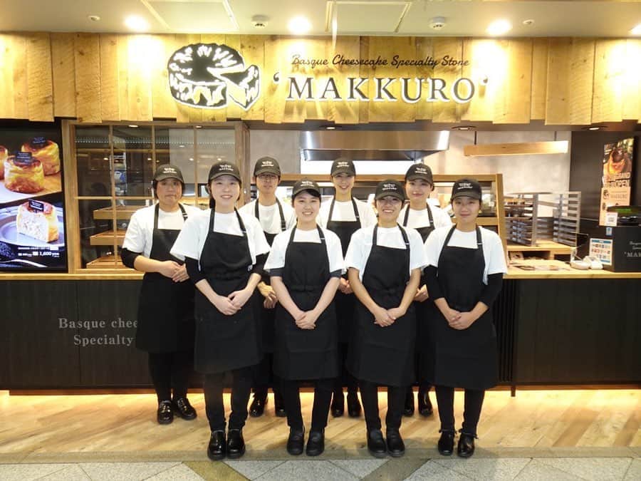 嵜本将光 さんのインスタグラム写真 - (嵜本将光 Instagram)「・ ・ ・ 2019年12月20日（金）、バスクチーズケーキ専門ブランド「MAKKURO（マックロ）」大阪1号店が梅田にオープンいたしました！ ・ ・ ホワイティうめだ店は名古屋近鉄パッセ店に続く、MAKKURO第2号店となります。 ・ お陰様でオープン初日は予想以上に早い時間に完売です！ ・ ・ 本日も早い時間の完売が予想されます。 皆様のご来店、クルー一同、心よりお待ちしております！ ・ ・ ------------------------------------ ・ ・ 「焦げてる!?」と黒さにびっくりしてしまう『バスクチーズケーキ』 でも実は、この真っ黒な焦げ部分こそが美味しさの証。 「美味しい黒さを追求する」そんな意味を込めてMAKKUROは誕生しました。 ・ ・ 外はこんがり香ばしく、中はなめらかでしっとりとした口当たりと 食感のコントラストをお楽しみいただけるのがバスクチーズケーキの良いところ。 ・ ・ そんな本場・スペイン・バスク地方のチーズケーキに独自製法を加え、「しっとりとした、口どけなめらかな贅沢食感」に仕上げています。 ・ ・ ワンホール（直径約12ｃｍ）と手のひらサイズ（直径約6ｃｍ）と、おひとり様でも皆様でも楽しめる2種類のサイズをご用意いたします。 ・ ・ 皆さまのご来店を心よりお待ちしております！ ・ ・ 【店名】 バスクチーズケーキ 専門店 MAKKURO ホワイティうめだ店 【住所】 〒530-0017　大阪市北区角田町梅田地下街2-7ホワイティうめだノースモール１ 【オープン日】 2019年12月20日（金） 【営業時間】 10：00～21：00 【定休日】 施設に準ずる ・ ・ 【商品】  MAKKURO バスクチーズケーキ（12cm) 1，800円（税込） MAKKURO バスクチーズケーキ（6cm） 400円（税込） ・ ・ #MAKKURO　#まっくろ　#マックロ　#バスクチーズケーキ　#バスク　#バスクチーズケーキ専門店　#大阪チーズケーキ　#名古屋チーズケーキ　#近鉄パッセ　#ホワイティうめだ　#新店オープン　#真っ黒　#焦げてる　#チーズケーキ」12月21日 11時51分 - masamitsu_sakimoto