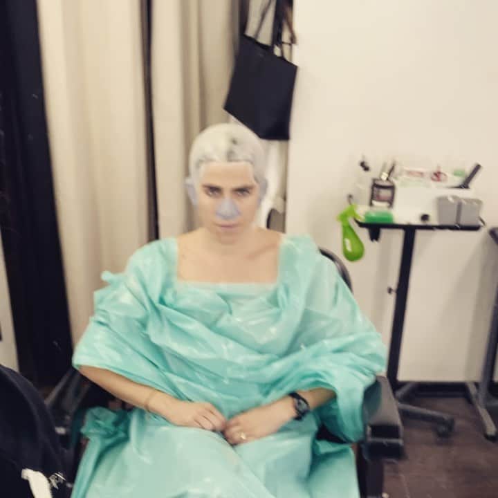 カーラ・ソウザのインスタグラム：「Claustrophobic facials are a wonderful Christmas gift! 🎄🎁 #specialeffectsmakeup」