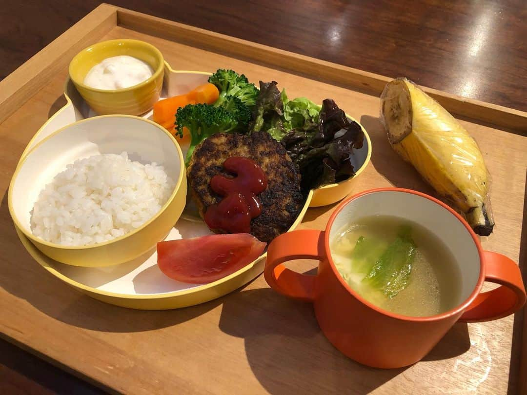 犬伏まりさんのインスタグラム写真 - (犬伏まりInstagram)「今日のまりさん食堂🍽﻿ ﻿ ・野菜たっぷりハンバーグ﻿ ﻿ ・人参とブロッコリー🥦🥕の蒸し野菜﻿ ﻿ ・ヨーグルト﻿ ﻿ ・バナナ🍌﻿ ﻿ ﻿ ハンバーグは野菜をたーっぷり入れてふわふわ旨旨にしました😊﻿ 大人も好きな味👍﻿ ﻿ 隠し味はマヨネーズ🤫です！﻿ ﻿ ﻿ #子供ごはん #kidsplate #親子ごはん #幼児食 #手作り #愛情ごはん #こども #ワーママ #まりさん食堂 #ぶっしー食堂 #デリスタグラム」12月21日 11時48分 - bussymari