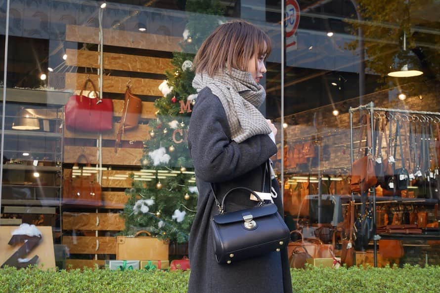 HERZ ヘルツさんのインスタグラム写真 - (HERZ ヘルツInstagram)「こんにちわ！ 大阪店です🌈. . いよいよ来週はお待ちかねのクリスマスですね🎄. . 大阪店では、プレゼントに人気の商品をいつもより多めにお作りいたしました✨. その為、ご注文して頂かなくともその場でご購入頂けちゃいます！ もちろんラッピング包装も承っておりますので、クリスマスプレゼントにお悩み中の方は是非起こしくださいませ🎁✨. 【ヘルツ大阪店】 定休日　毎週水曜・木曜日 営業時間　12:00〜19:00.  #ヘルツ #ヘルツ大阪店#ヘルツ大阪店の今日この頃 #革 #革小物#革鞄 #革製品 #クリスマスプレゼント #ラッピング#レザーリュック #herz #herzbag #learher #leatherbelt #leathergoods #madeinjapan #handmade」12月21日 11時54分 - herz_bag