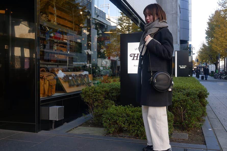 HERZ ヘルツさんのインスタグラム写真 - (HERZ ヘルツInstagram)「こんにちわ！ 大阪店です🌈. . いよいよ来週はお待ちかねのクリスマスですね🎄. . 大阪店では、プレゼントに人気の商品をいつもより多めにお作りいたしました✨. その為、ご注文して頂かなくともその場でご購入頂けちゃいます！ もちろんラッピング包装も承っておりますので、クリスマスプレゼントにお悩み中の方は是非起こしくださいませ🎁✨. 【ヘルツ大阪店】 定休日　毎週水曜・木曜日 営業時間　12:00〜19:00.  #ヘルツ #ヘルツ大阪店#ヘルツ大阪店の今日この頃 #革 #革小物#革鞄 #革製品 #クリスマスプレゼント #ラッピング#レザーリュック #herz #herzbag #learher #leatherbelt #leathergoods #madeinjapan #handmade」12月21日 11時54分 - herz_bag