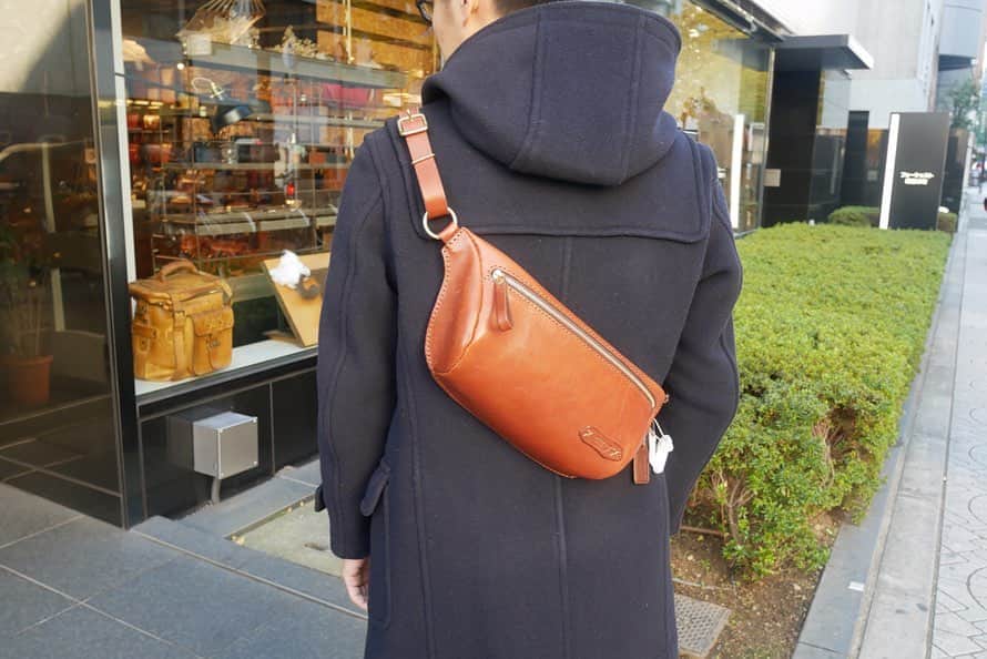 HERZ ヘルツさんのインスタグラム写真 - (HERZ ヘルツInstagram)「こんにちわ！ 大阪店です🌈. . いよいよ来週はお待ちかねのクリスマスですね🎄. . 大阪店では、プレゼントに人気の商品をいつもより多めにお作りいたしました✨. その為、ご注文して頂かなくともその場でご購入頂けちゃいます！ もちろんラッピング包装も承っておりますので、クリスマスプレゼントにお悩み中の方は是非起こしくださいませ🎁✨. 【ヘルツ大阪店】 定休日　毎週水曜・木曜日 営業時間　12:00〜19:00.  #ヘルツ #ヘルツ大阪店#ヘルツ大阪店の今日この頃 #革 #革小物#革鞄 #革製品 #クリスマスプレゼント #ラッピング#レザーリュック #herz #herzbag #learher #leatherbelt #leathergoods #madeinjapan #handmade」12月21日 11時54分 - herz_bag
