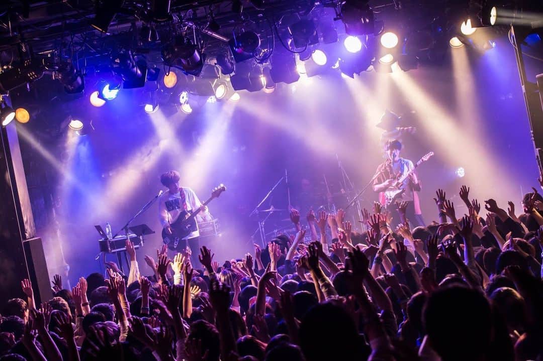 森野光晴のインスタグラム：「ここ最近、素敵なライブに裏方として関わる事が多くて、早く自分もライブしたくなってる。 まずは来週のRADIO CRAZY、よろしくお願いします。  フォトバイ 中山優司 #SAKANAMON #TALTOオールスターズ #レディクレ #fm802弾き語り部」