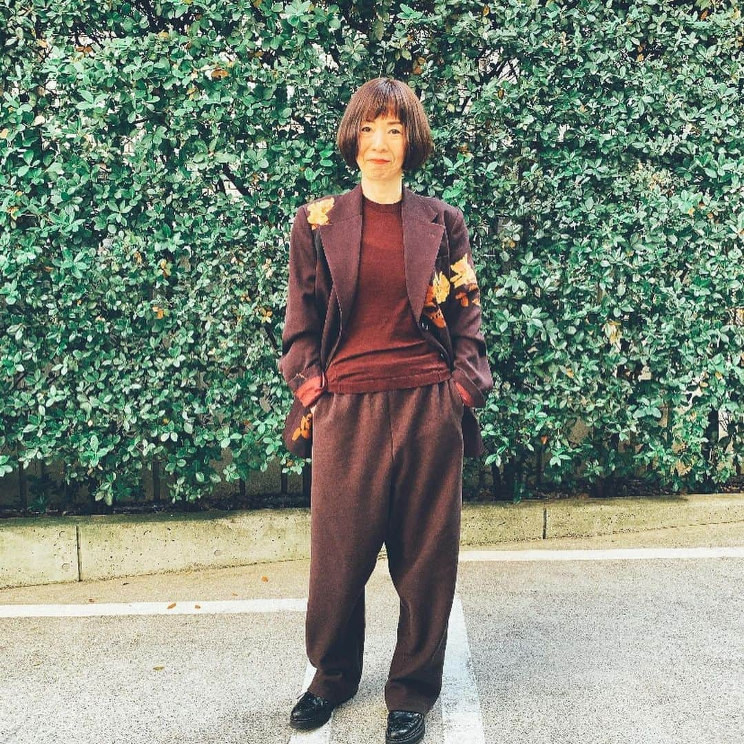 渡邊由貴さんのインスタグラム写真 - (渡邊由貴Instagram)「Rather be wearing Jamais Vu. & Jacket is DRIES VAN NOTEN. my favorite designer  #ドリス ヴァン ノッテン  Jamaisのウール素材ドロストパンツ❣️ 万能 、温かい、リラックス感バツグン　多様なコーデで楽しめる‼️ お気に入り〜❣️ ドロストのウールパンツはワントーンで「きちんと感」 アウターとして〜今日は着用‼️ インナーウエアーとしてリラックスできる素材デザイン‼で部屋着としても愛用してるのです〜❣️ 撮影時、動きやすくて、きちんと感も出て　何より温かい！  コンセプトも共感できる‼️だよね〜❣️ ライフスタイル提案されたデザインて好きなんだな〜❣️ 伊藤忠商事からデビューした「JAMAIS VU」は「自由で正直なものづくりを大切にしたい」という考えから、素材から作り手に至るまで本当に良いものを追求し、流行に縛られないオーセンティックな製品を提案しています。  JAMAIS VU ジャメ  @jamaisvu_jp  https://instagram.com/jamaisvu_jp?igshid=1le2o5dpinkcb  #jamaisvu  #伊藤忠商事新ブランド　#伊藤忠商事 #万能　#リラックス　#relax  #お気に入り　#myfavorite  @driesvannoten  #ドリス ヴァン ノッテン」12月21日 11時56分 - yukiwatanabe788