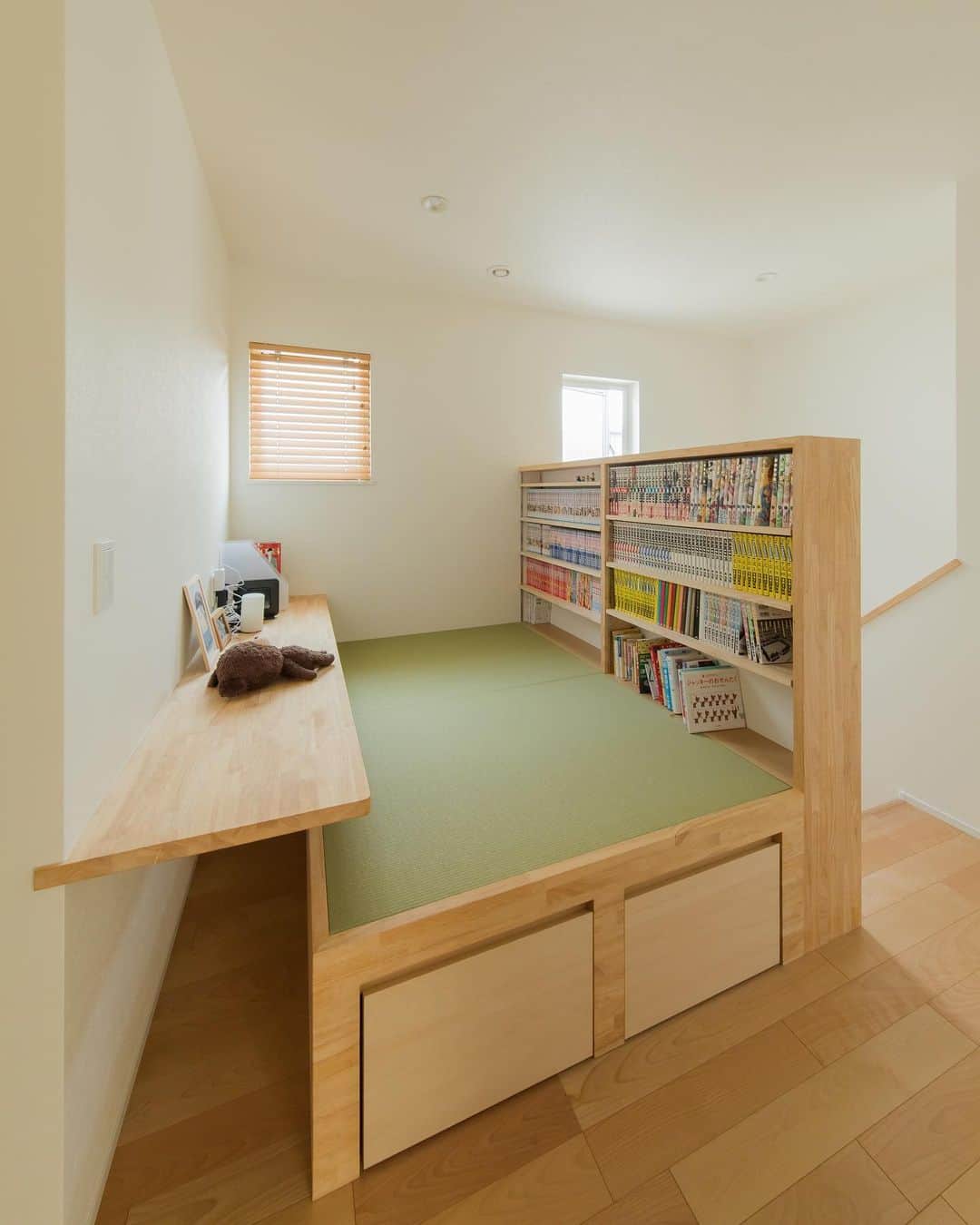 ルポハウス一級建築士事務所さんのインスタグラム写真 - (ルポハウス一級建築士事務所Instagram)「・ ・ ・ 階段を上がると畳にごろんと寝転べる和の空間。 ・ 壁を有効利用した本棚と、ＰＣやお子様の勉強スペースにもちょうどいい便利なカウンターも設置。 ・ ・ ・ 𓐌𓐌𓐌𓐌𓐌𓐌𓐌𓐌𓐌𓐌𓐌𓐌𓐌𓐌𓐌𓐌𓐌𓐌  ルポハウスの施工事例はこちらまで☞ @reposhouse  𓐌𓐌𓐌𓐌𓐌𓐌𓐌𓐌𓐌𓐌𓐌𓐌𓐌𓐌𓐌𓐌𓐌𓐌 #ルポハウス は#ちょっとかっこいい家 を"友人のために" という思いでつくっています。 一生に一度の#マイホーム。 「あなたにしかできない」×「ルポハウスだからできる」で、 私たちだけの#家づくり を思いっきり楽しんでみませんか？！ ・ ・ ・ #住宅 #注文住宅 #新築一戸建て #住まい #シンプルな暮らし #デザイナーズ住宅  #一級建築士事務所 #設計事務所 #滋賀 #大津 #草津#畳コーナー #畳スペース #pcスペース #造作本棚 #小上がり畳 #畳下収納 #2畳」12月21日 11時57分 - reposhouse