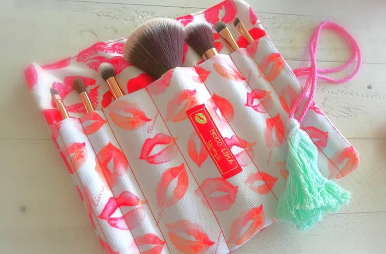 Moco Lima Hawaiiさんのインスタグラム写真 - (Moco Lima HawaiiInstagram)「New* Lips beauty cases  コスメ気分❤️ #makeup#cosmetics#lips#cosmeticpouch#purse#brush#red#sixplus#beauty#salon#girls#women#hawaii#workhard#playharder#mystyle#mylife#respect#nature#natural#simplelife#love#simple#lovemyjob#mocolimahawaii#たまには#お化粧#女子力#お友達#ありがとう  Mocolima showroom 1-6pm Open today  皆さまのご来店心よりお待ち致しております♡」12月21日 12時08分 - mocolimahawaii