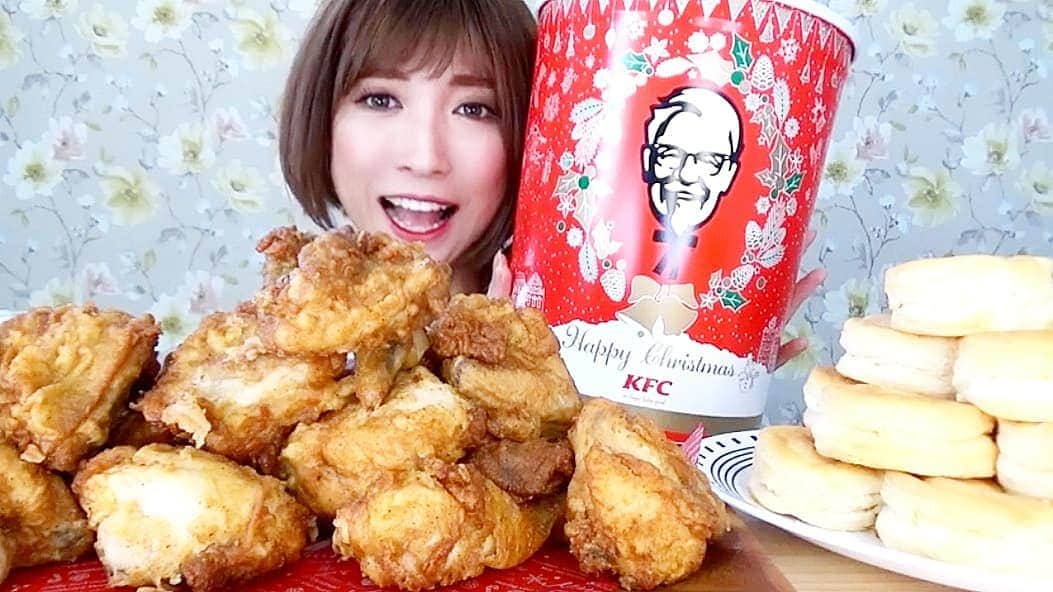石関友梨のインスタグラム：「YouTube！ケンタッキーいっぱい食べたい！ってことで、夢のビスケットタワー✨  山盛りチキン🎀食べだすと我を忘れ無我夢中になってしまう。骨までしゃぶりついてしまう。  これは、カーネルおじさんの魔力😱  #プロフィールからyoutube飛べます  #ケンタッキーフライドチキン #クリスマスバーレル #大食い #ゆりもりチャンネル #フライドチキン #Xmas限定 #ビスケット #食べ放題 #カーネルサンダース #このバーレルの箱を捨てるの勿体なくてまだ部屋の隅っこにいる」