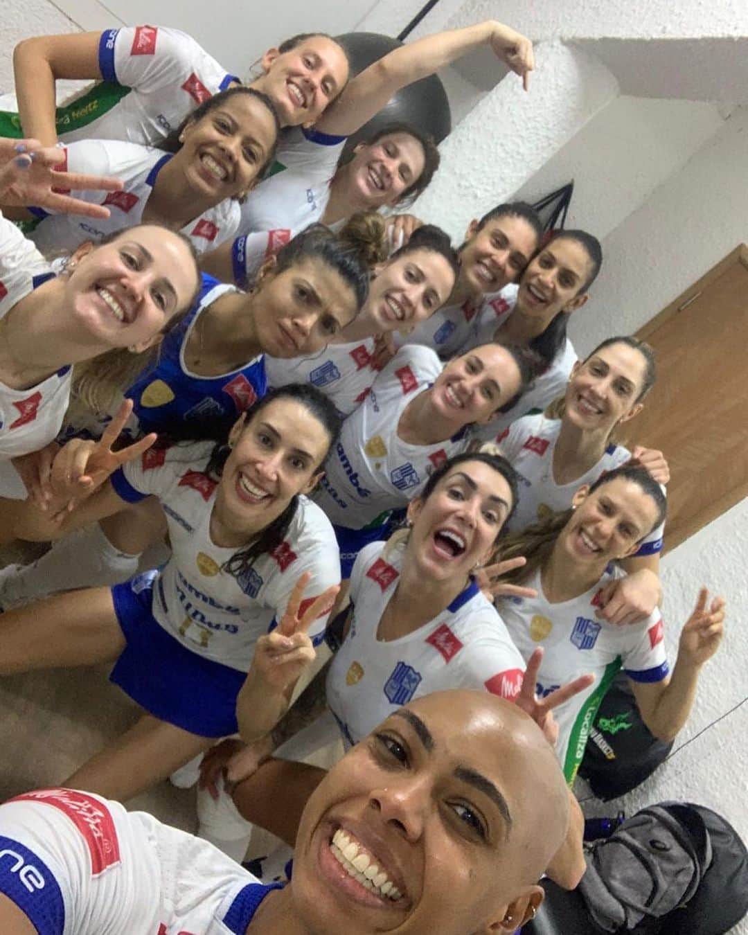 シェイラ・カストロのインスタグラム：「Mais uma vitória! Bom demais time! Sabíamos que seria difícil! Agora vou ficar alguns dias off só curtindo minha família!!! Beijinhos people!!! E Feliz Natal! #folga #horadecurtirminhasfilhas #horadomaridao #logologoestamosdevolta」