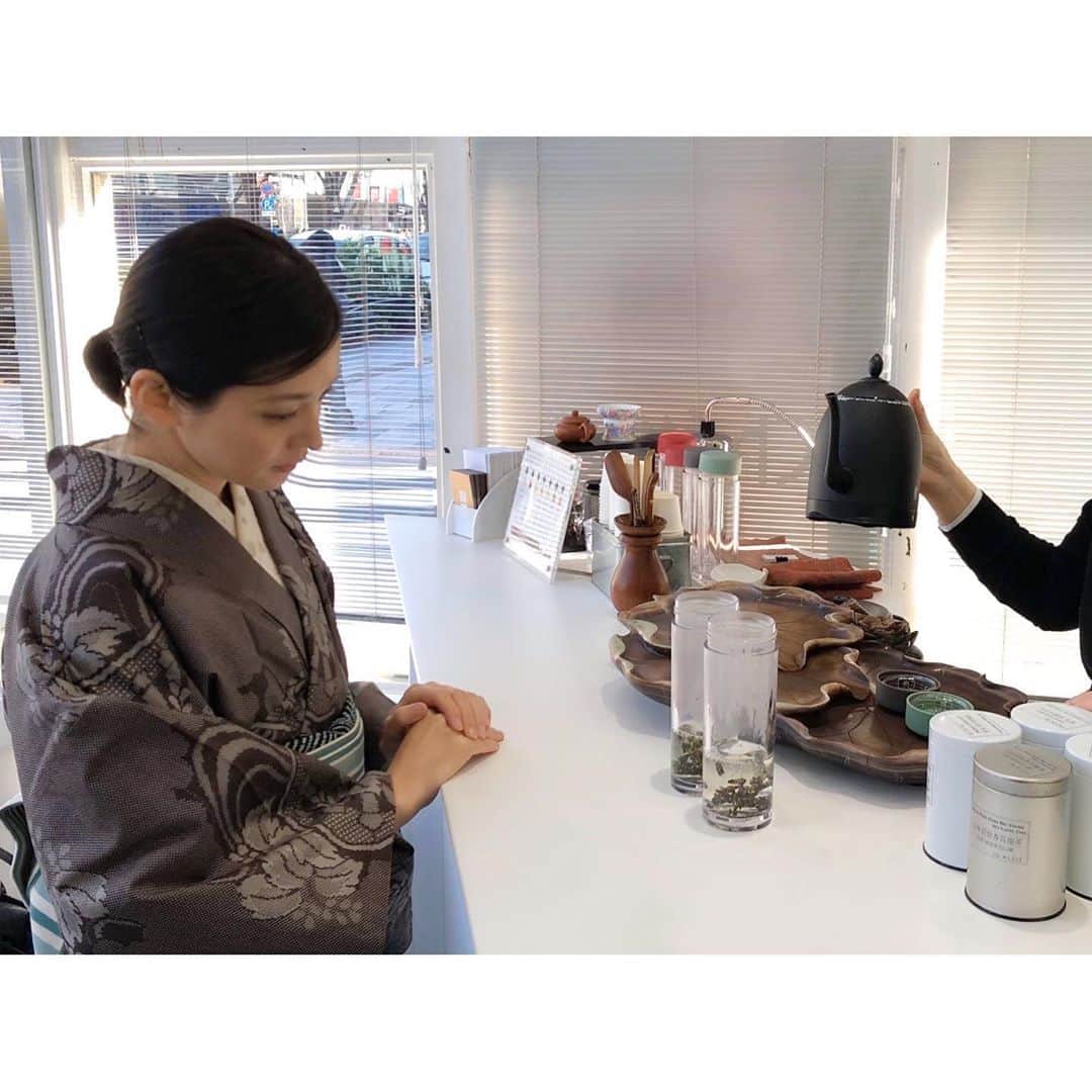 竹中友紀子さんのインスタグラム写真 - (竹中友紀子Instagram)「#大島紬  遊茶さんにてお茶をセレクト中。 奥深いお茶の世界に触れ、興味津々。 学びたいことがあり過ぎて、時間が足りない(汗) お着物はUSEDの大島紬。 大島がしっくり馴染むお年頃に感謝。」12月21日 12時02分 - yukikotakenaka_official