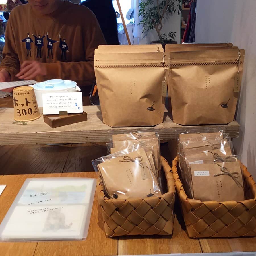 TODAY'S SPECIALさんのインスタグラム写真 - (TODAY'S SPECIALInstagram)「<MARKET-Kobe>本日は神戸塩屋より余白珈琲さん(@yohaku_coffee )に来て頂きコーヒーの販売を開催しています。この時期限定のコーヒー豆「星々」の販売やホットコーヒーもご用意頂きました。今日も寒いのでぜひ暖まりに来てくださいね。※無くなり次第終了となります。 #todaysspecial #トゥデイズスペシャル #kobebal 神戸bal #余白珈琲 #ホットコーヒー」12月21日 12時04分 - cibone_ts