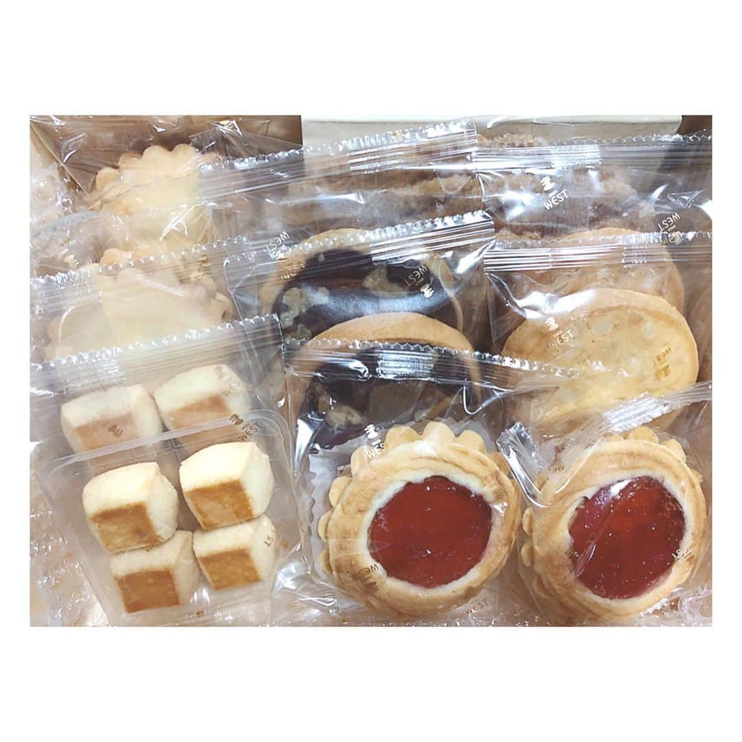理絵さんのインスタグラム写真 - (理絵Instagram)「お歳暮をいただき中身を見たら大好きなウエストのクッキー🍪  とくに2枚目の写真のバタークッキーが好きでカロリーを見たらこのクッキーの中で1番高かった😅でも気にせず食べる  #ウエスト #ウエストのクッキー #쿠키 #クッキー #ドライケーキ #cookies #cookie #biscotti #スイーツ #おやつ #お歳暮 #御歳暮 #japan」12月21日 12時04分 - ____rie____