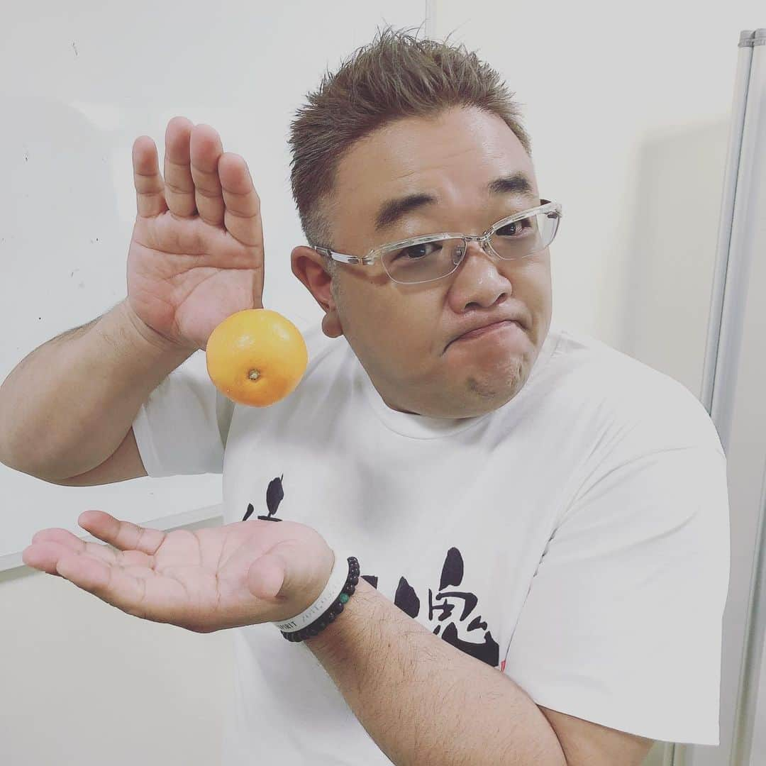 鳥居みゆきさんのインスタグラム写真 - (鳥居みゆきInstagram)「マギー英孝とマギーみきお 楽屋マジシャンごっこ #東北魂 #伊達ちゃん #狩野くん」12月21日 12時05分 - toriimiyukitorii