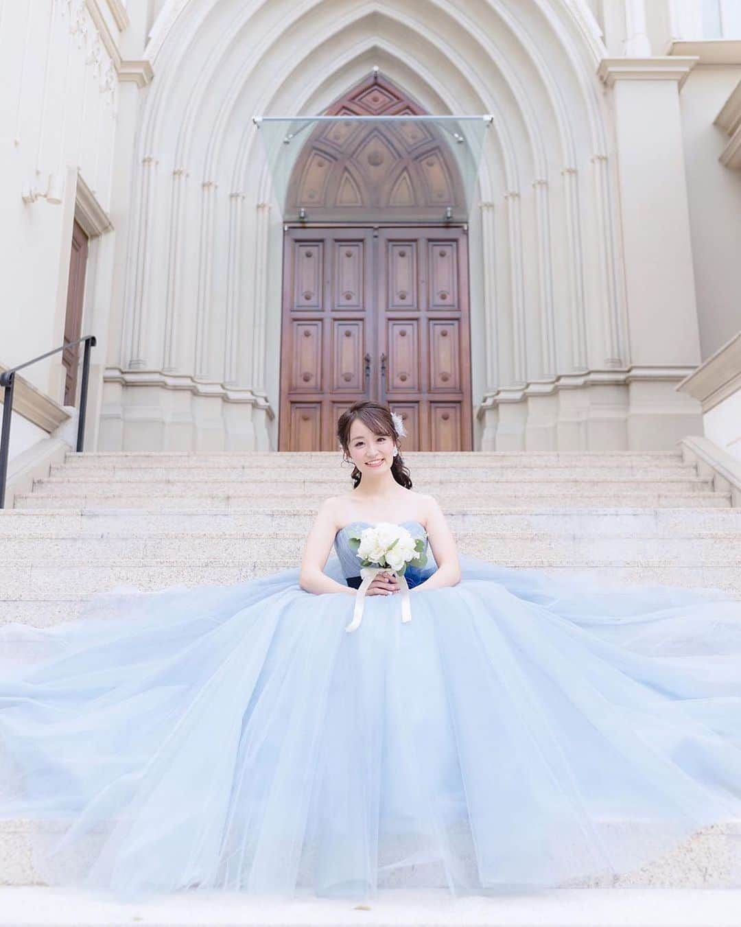 ゼクシィさんのインスタグラム写真 - (ゼクシィInstagram)「【ふわっふわドレスを活かしたプリンセスショット👰💕】 . 今回は、#ゼクシィ2019 のハッシュタグをつけて 投稿頂いた中から、思わず目に留まった 素敵な前撮りショットをご紹介します👀🎵 . 大好きなカラードレスのボリューム感が 伝わるようにと撮影を依頼した花嫁さん☺️💓 オーダー通りチュールが広がって プリンセスショットが完成✨ . 白い大聖堂と淡いブルーの組み合わせが よりふんわりとした雰囲気の写真に💎 . ぜひ前撮りの参考にしてみてくださいね☺️💓 . @ag.1110.wedding さま . . +♥+:;;;:+♥+:;;;:+♥+:;;;:+♥+:;;;:+♥+:;;;:+♥ . プロポーズから結婚式まで素敵なお写真募集中！ . ゼクシィ公式アカウントでお写真を紹介してみませんか？ 【#ゼクシィ2019】 を付けて投稿してください📷⭐️ . +♥+:;;;:+♥+:;;;:+♥+:;;;:+♥+:;;;:+♥+:;;;:+♥ . ▼花嫁さんダウンロード数No.1 ゼクシィアプリはURLから🕊🍃 @zexyrecruit . . #ウェディングドレス#カラードレス#お色直し#ドレス迷子#ドレス探し _ #ドレス試着#ドレス試着レポ#ブライダルヘア#ブライダルヘアアクセ#ヘッドドレス#ヘッドパーツ#ウェディングフォト#卒花レポ#卒花嫁 _ #全国のプレ花嫁さんと繋がりたい#日本中のプレ花嫁さんと繋がりたい#前撮り小物#撮影指示書#前撮り指示書#カラードレス迷子#2019冬婚#2019秋婚#2020夏婚#2020春婚 _ #アートグレースウエディングスクエア#ゼクシィ#ちーむゼクシィ#プロポーズされたらゼクシィ」12月21日 12時06分 - zexyrecruit