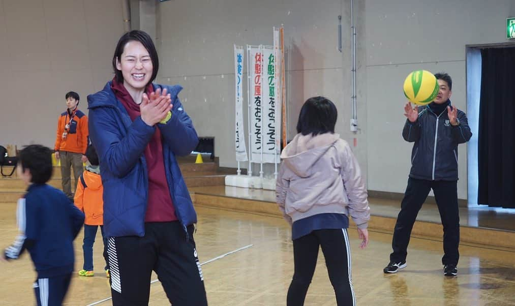 大山加奈さんのインスタグラム写真 - (大山加奈Instagram)「. . 本日は福島県西郷村 国立那須甲子青少年自然の家にて 体験の風をおこそう運動に参加し 講話とボール遊び体験教室を させてもらいました‼︎ . . 今回は1泊2日の ファミリーフェスタという イベントの中のひとこまを 担当させていただいた形となります。 . 親子で泊まりがけで 色々な体験をする‼︎ とても素晴らしいイベント‼︎ . . 良いですね😊‼︎‼︎ . 子供たちも大人のみなさんも 楽しそうでそれがとても嬉しかったです😊 いのちゃんもとても楽しそう笑。 . . .  ボランティアで 大学生と高校生の女の子たちが きてくれていたのですが この子達がまぁ良い子たちで😭 まっすぐで一生懸命で 志が高くて…立派な子達でした😭 . . 参加してくれたみなさん ボランティアのみんな 那須甲子青少年自然の家のみなさん ありがとうございました😊‼︎ . . #体験の風をおこそう #那須甲子青少年自然の家  #なすかしの森 #ファミリーフェスタ #講話 #講演会 #ボール遊び #ボール遊び体験教室」12月21日 17時33分 - kanaoyama0619