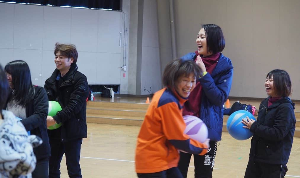 大山加奈さんのインスタグラム写真 - (大山加奈Instagram)「. . 本日は福島県西郷村 国立那須甲子青少年自然の家にて 体験の風をおこそう運動に参加し 講話とボール遊び体験教室を させてもらいました‼︎ . . 今回は1泊2日の ファミリーフェスタという イベントの中のひとこまを 担当させていただいた形となります。 . 親子で泊まりがけで 色々な体験をする‼︎ とても素晴らしいイベント‼︎ . . 良いですね😊‼︎‼︎ . 子供たちも大人のみなさんも 楽しそうでそれがとても嬉しかったです😊 いのちゃんもとても楽しそう笑。 . . .  ボランティアで 大学生と高校生の女の子たちが きてくれていたのですが この子達がまぁ良い子たちで😭 まっすぐで一生懸命で 志が高くて…立派な子達でした😭 . . 参加してくれたみなさん ボランティアのみんな 那須甲子青少年自然の家のみなさん ありがとうございました😊‼︎ . . #体験の風をおこそう #那須甲子青少年自然の家  #なすかしの森 #ファミリーフェスタ #講話 #講演会 #ボール遊び #ボール遊び体験教室」12月21日 17時33分 - kanaoyama0619