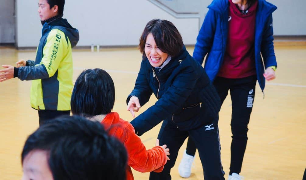 大山加奈さんのインスタグラム写真 - (大山加奈Instagram)「. . 本日は福島県西郷村 国立那須甲子青少年自然の家にて 体験の風をおこそう運動に参加し 講話とボール遊び体験教室を させてもらいました‼︎ . . 今回は1泊2日の ファミリーフェスタという イベントの中のひとこまを 担当させていただいた形となります。 . 親子で泊まりがけで 色々な体験をする‼︎ とても素晴らしいイベント‼︎ . . 良いですね😊‼︎‼︎ . 子供たちも大人のみなさんも 楽しそうでそれがとても嬉しかったです😊 いのちゃんもとても楽しそう笑。 . . .  ボランティアで 大学生と高校生の女の子たちが きてくれていたのですが この子達がまぁ良い子たちで😭 まっすぐで一生懸命で 志が高くて…立派な子達でした😭 . . 参加してくれたみなさん ボランティアのみんな 那須甲子青少年自然の家のみなさん ありがとうございました😊‼︎ . . #体験の風をおこそう #那須甲子青少年自然の家  #なすかしの森 #ファミリーフェスタ #講話 #講演会 #ボール遊び #ボール遊び体験教室」12月21日 17時33分 - kanaoyama0619