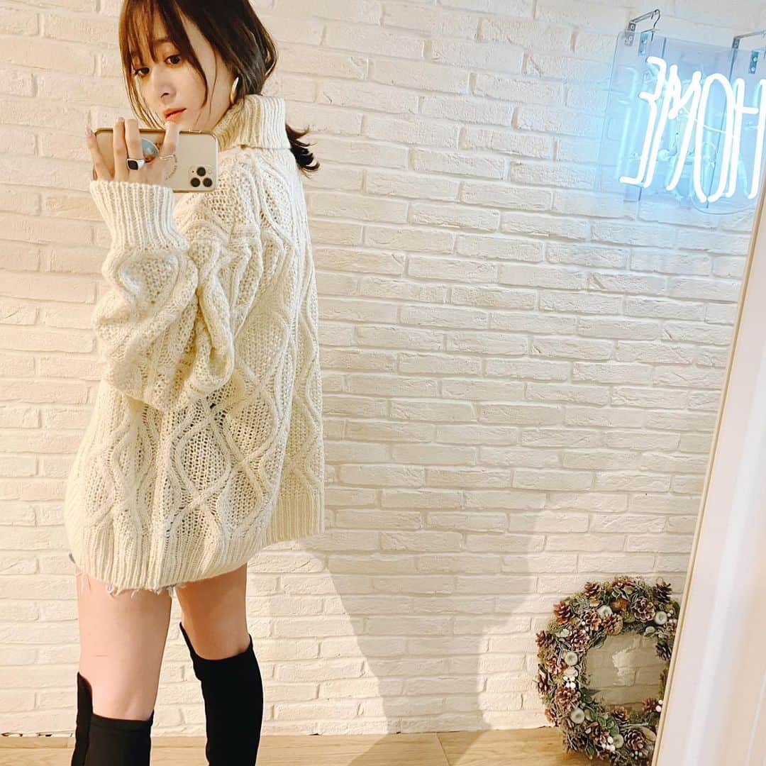 難波礼華のインスタグラム：「寒いし素足限界だね⛄️ 毛玉出来たりすぐ汚れちゃうから 毎年必ず買うタートルの白ニット🤍 今回は　@tgy_tokyo のやーつ🤍🤍🤍 @homeharajuku  年末の予約もう埋まってきてるからご予約はお早めに🥰」