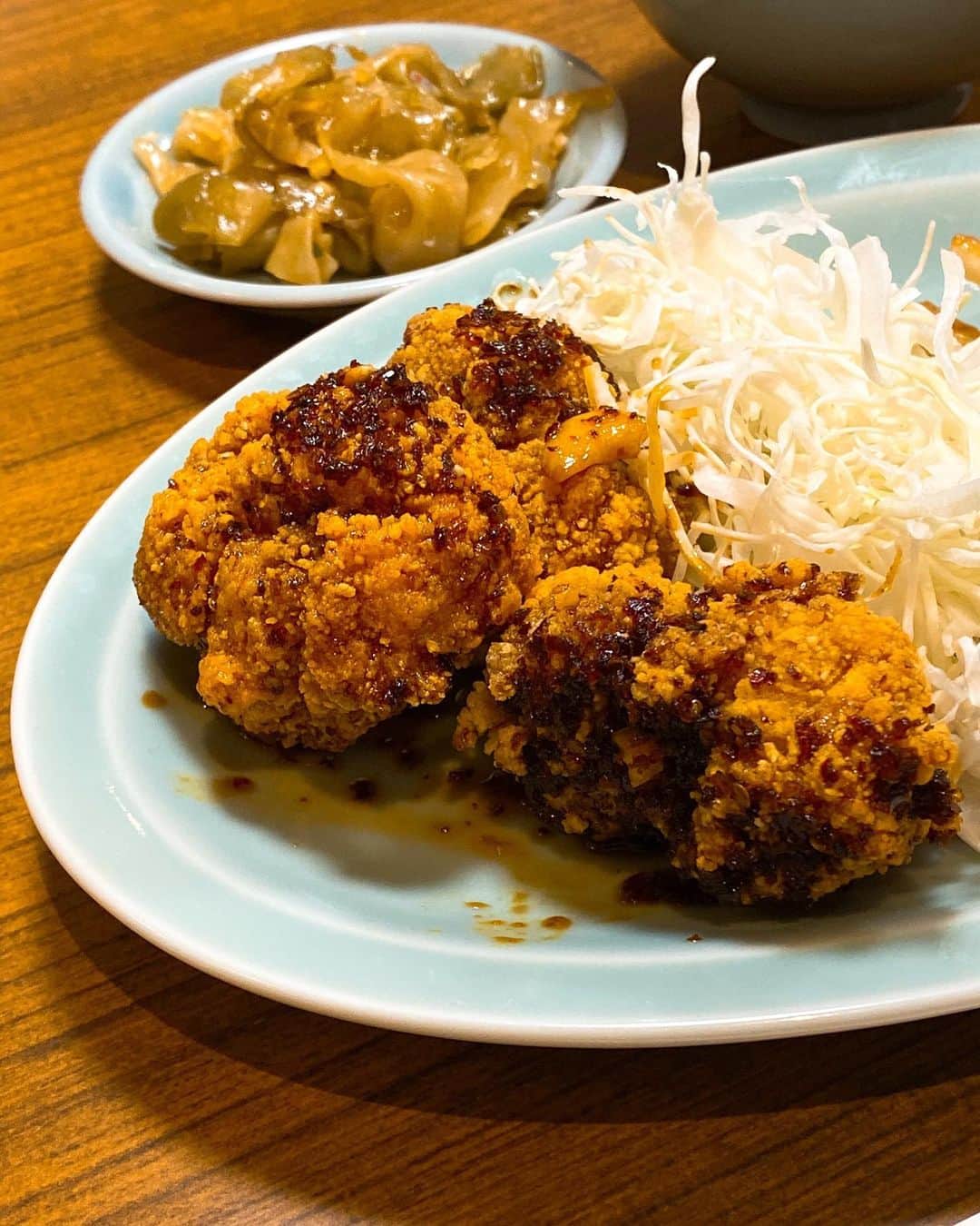 秋山具義さんのインスタグラム写真 - (秋山具義Instagram)「ランチ定で、渋谷PARCOのレストラン街 "カオスキッチン" 『居酒屋 真さか』で「ミックス定食(唐揚げ&餃子)」を四川麻辣で。﻿ ﻿ めちゃ美味しい！！！﻿ ここの料理は全てビーガンで、唐揚げは、大豆ミートとのことなんですが、鶏肉としか思えない…すごいなぁ…。﻿ 衝撃的でした。﻿ 餃子の餡も大豆ミート。全然わからない。。。﻿ 『MIMOSA』の南俊郎シェフが料理監修しているそうで、流石すぎです！﻿ ﻿ #渋谷PARCO #カオスキッチン #居酒屋真さか #ビーガン」12月21日 12時11分 - gugitter