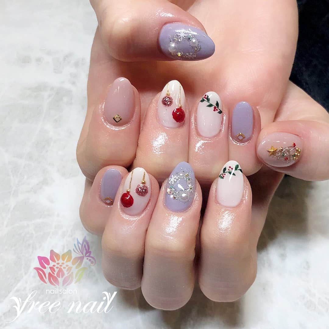 free nail フリーネイルさんのインスタグラム写真 - (free nail フリーネイルInstagram)「. クリスマスネイル💅🏻🎅🏻🎄 . 最高に可愛いクリスマスネイルはfreenailへ🎅🏻🦌🎄🔔❄️ . ご来店ありがとうございました🙇🏻‍♀️🙇🏻‍♀️🙇🏻‍♀️💗 . #ネイルアート #ジェルネイル #ネイルサロン #大阪ネイルサロン #ネイルデザイン #ネイルチェンジ #クリスマスネイル #季節ネイル #ツリーネイル #リースネイル #手書きアート #キラキラネイル #パープルネイル #ホワイトネイル #デザインネイル #トレンドネイル #冬ネイル #winternails #nailsart #nailsdid #美甲 #日式美甲 #日式美甲胶 #日本美甲师 #日本美甲老师 #美甲上课 #日本胶 #フリーネイル #freenail」12月21日 12時28分 - freenail_jpn