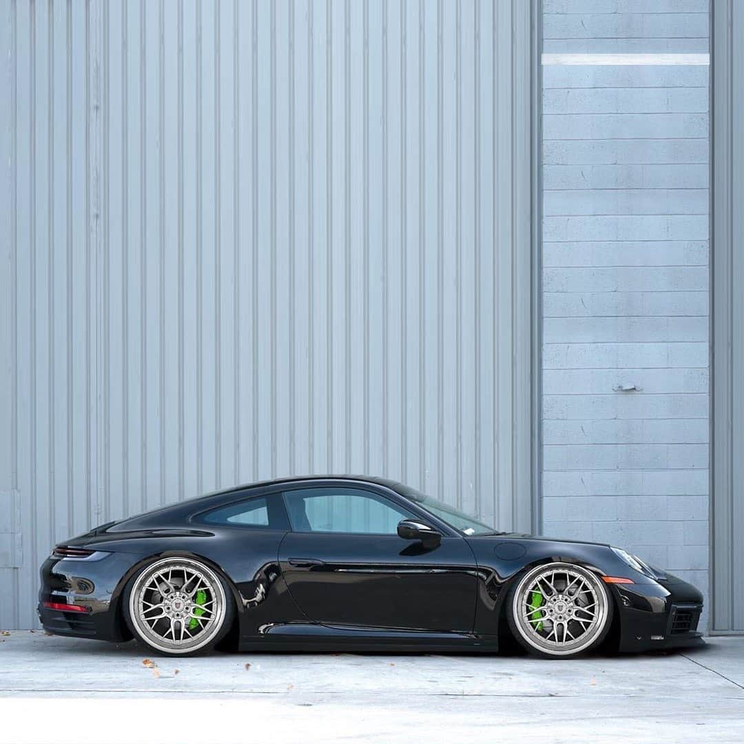 CARLiFESTYLEさんのインスタグラム写真 - (CARLiFESTYLEInstagram)「Which one looks better? Porsche 992 on @anrkywheels! #carlifestyle #992」12月21日 12時38分 - carlifestyle