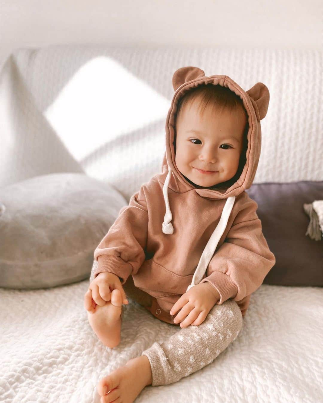高橋菜摘のインスタグラム：「🐻 いつも大口開けて笑うけど 口の中に何か入ってる時は 開けられないから ニマァ〜って 笑うとこが好きです。 #親バカ部」