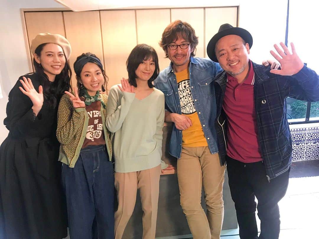 松山愛里のインスタグラム：「. 【きのう何食べた？ 正月スペシャル2020🎍🌅】 元日の1月1日22時〜テレビ東京系で放送です！！ . 美容室メンバー💇‍♀️ わたくし演じる麻生美香も登場します！ 今回も黒コーデにベレー帽💛 また皆さんにお会いできて嬉しかったなぁ😊 のんびりまったりなお正月にぴったり〜 何食べをお楽しみください🍲 ＊写真はTwitter公式サイトよりいただきました。 #きのう何食べた#何食べ#正月スペシャル#テレビ東京」