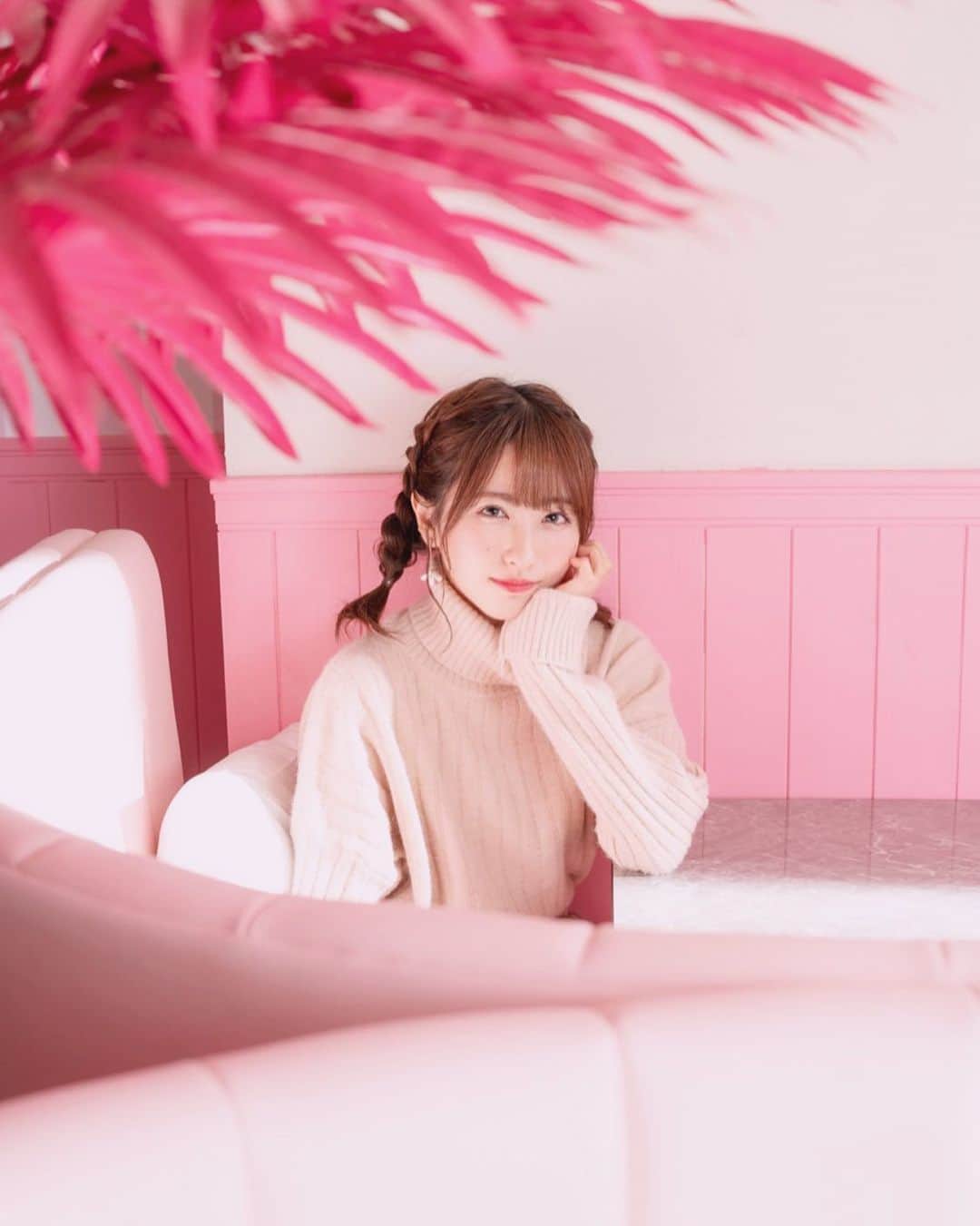 小桃音まいのインスタグラム：「インスタphoto🐾. . 土曜日いかがおすごしですか？🧸. 私はお風呂でカフェオレ飲んでます☕️. . 髪の毛伸びてあみこみつあみ. できるようになってました！. （自分では無理だけど）. . #pink #冬 #冬コーデ #あみこみアレンジ #あみこみ #編み込みアレンジ #編み込み #ヘアアレンジ #ヘアメイク #お洒落さんと繋がりたい #ootd #韓国ファッション #followforfollowback #follow4followback #fashion #instagood #instafashion #photography #photo_jpn #原宿カフェ #原宿 #インスタ映え #instalike #japanese #japan_of_insta #kawaii #小桃音まい #ニットコーデ #ミディアムヘア #低身長コーデ」