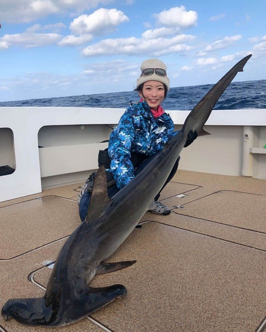 高本采実さんのインスタグラム写真 - (高本采実Instagram)「🦈 初サメ釣りました🎣🦈 ハンマーヘッドこと、 こちらはシュモクザメ🦈💕 トップでキャッチしました🌟 . 本命ではないですが 嬉しい１匹🥰✨ . まじで捕食しようとしていたからか しっかりロレンチーニ器官が集中している 鼻先辺りにフッキングしていた(°▽°) . 私の身長より少し大きいぐらいのサイズ。 まだまだこのサメ成長していきますよ〜🦈 . 釣らせてくれてありがとう✨ 元気に海へ帰っていきました〜☺︎🦈💕 . . . . . . #ハンマーヘッドシャーク  #hammerheadshark #hammerhead #シュモクザメ #アカシュモクザメ #シロシュモクザメ #サメ好き #saltwaterfishing  #casting #lurefishing  #大物釣り #キャスティング #GT #ヒラマサ  #サメ #shark #🦈 #サメ釣り #大物ハンター #奄美大島 #トカラ列島 #bigdipper #釣り #釣り好き #釣りガール #fishinggirl #钓鱼 #高本采実 #あやみん #ayamistagram」12月21日 12時54分 - ayami__summer