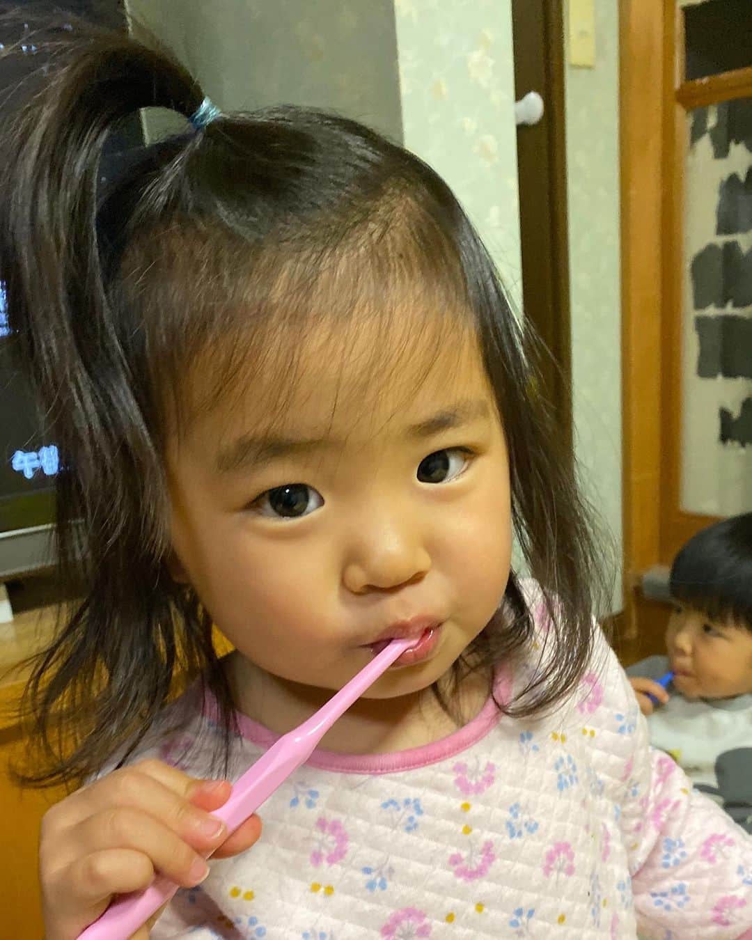 藤井ペイジさんのインスタグラム写真 - (藤井ペイジInstagram)「歯磨きできるづらしてますが、もちろんくわえてるだけです。 #1歳9ヶ月 うしろは #3歳 #それより障子の破れが気になる」12月21日 12時54分 - fujii_page