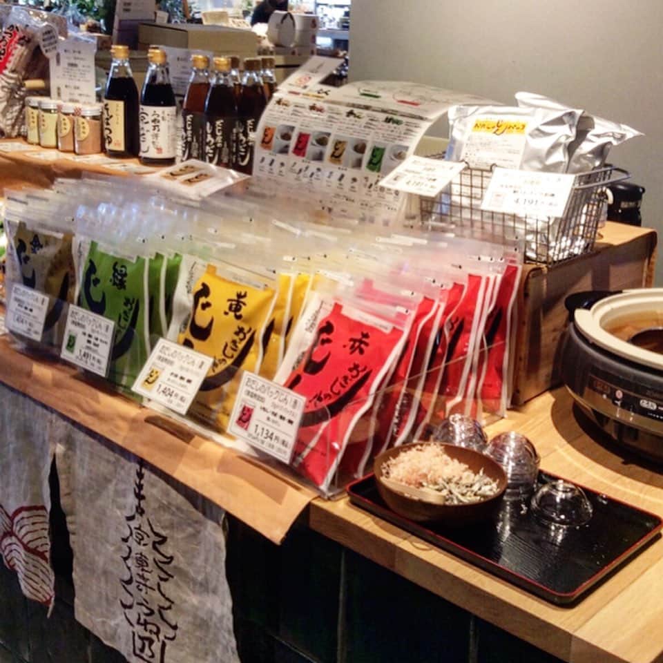 TODAY'S SPECIALさんのインスタグラム写真 - (TODAY'S SPECIALInstagram)「＜MARKET-Kyoto＞ 本日京都店には、京都うね乃さん（@fuyachou.uneno）にお越し頂き、お雑煮作りにぴったりのお出汁販売をしております。 . 地域や家庭によって特徴の違うお雑煮。京都では白味噌仕立ての汁に、出世や子孫繁栄、根を張った安定した生活をとの願いを込め、親いもや小芋、大根を入れこってりと甘いお雑煮に仕上げるのが一般的です。 家族の集まるお正月に他の地域のお雑煮を取り入れてみるのも楽しいですね。 . 煮出すだけで簡単に上質なお出汁が取れるうね乃さんのお出汁パックは、日常使いにも取り入れやすくおすすめです。 うね乃さんのお出汁と関東屋さんの白味噌で作った美味しいお雑煮のご試食もできますよ。 是非この機会にお立ち寄りくださいませ。 . #todaysspecial #トゥディズスペシャル #京都バル #kyotobal #うね乃 #お雑煮」12月21日 13時02分 - cibone_ts
