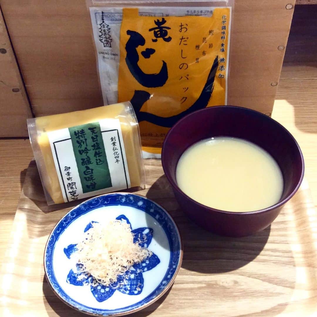 TODAY'S SPECIALさんのインスタグラム写真 - (TODAY'S SPECIALInstagram)「＜MARKET-Kyoto＞ 本日京都店には、京都うね乃さん（@fuyachou.uneno）にお越し頂き、お雑煮作りにぴったりのお出汁販売をしております。 . 地域や家庭によって特徴の違うお雑煮。京都では白味噌仕立ての汁に、出世や子孫繁栄、根を張った安定した生活をとの願いを込め、親いもや小芋、大根を入れこってりと甘いお雑煮に仕上げるのが一般的です。 家族の集まるお正月に他の地域のお雑煮を取り入れてみるのも楽しいですね。 . 煮出すだけで簡単に上質なお出汁が取れるうね乃さんのお出汁パックは、日常使いにも取り入れやすくおすすめです。 うね乃さんのお出汁と関東屋さんの白味噌で作った美味しいお雑煮のご試食もできますよ。 是非この機会にお立ち寄りくださいませ。 . #todaysspecial #トゥディズスペシャル #京都バル #kyotobal #うね乃 #お雑煮」12月21日 13時02分 - cibone_ts